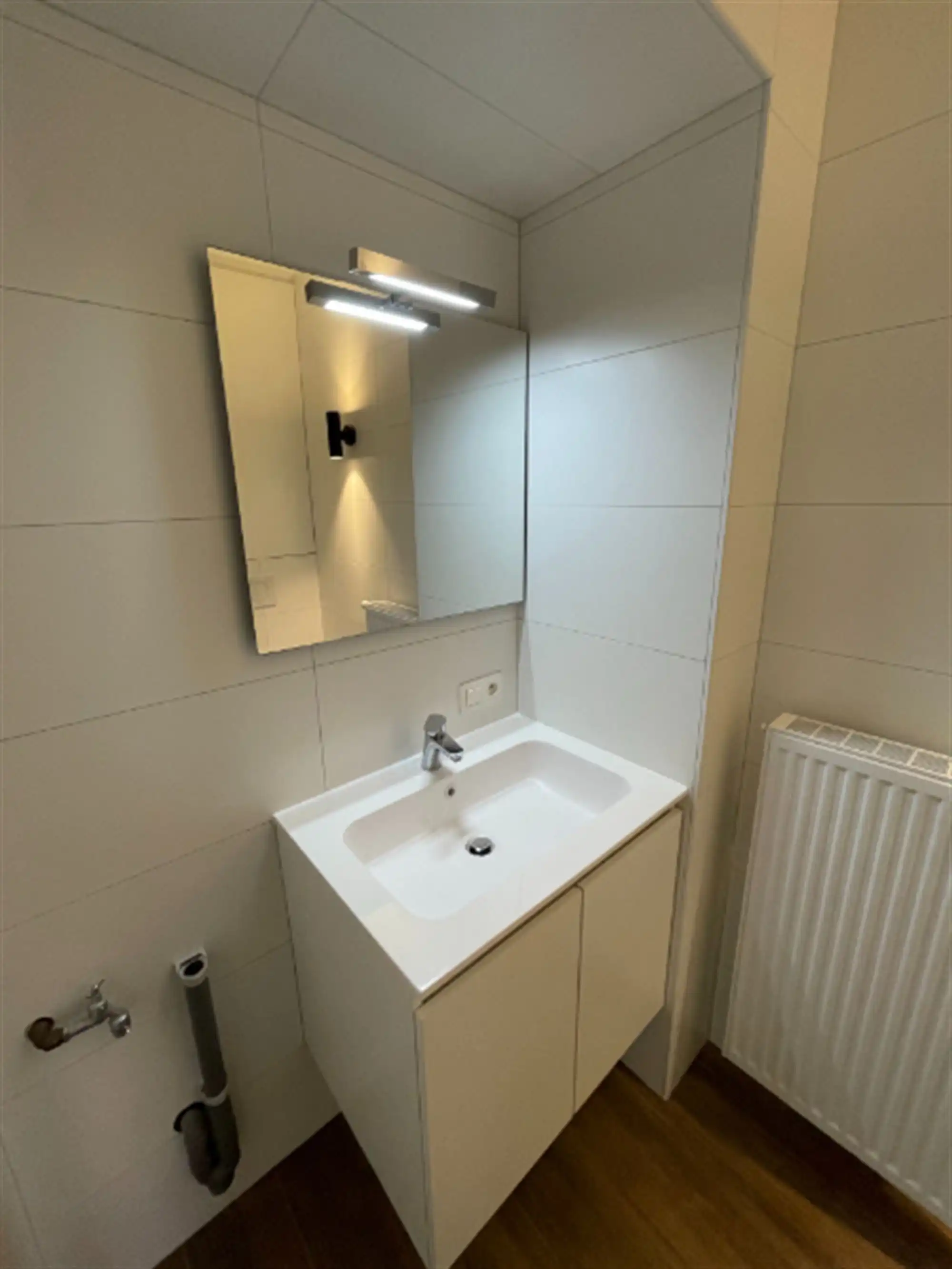 Vernieuwd modern appartement met terras en garage foto 4