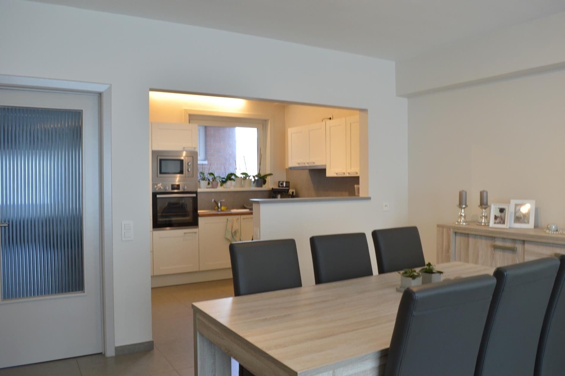 Ruim 2 slaapkamer appartement met terras foto 3