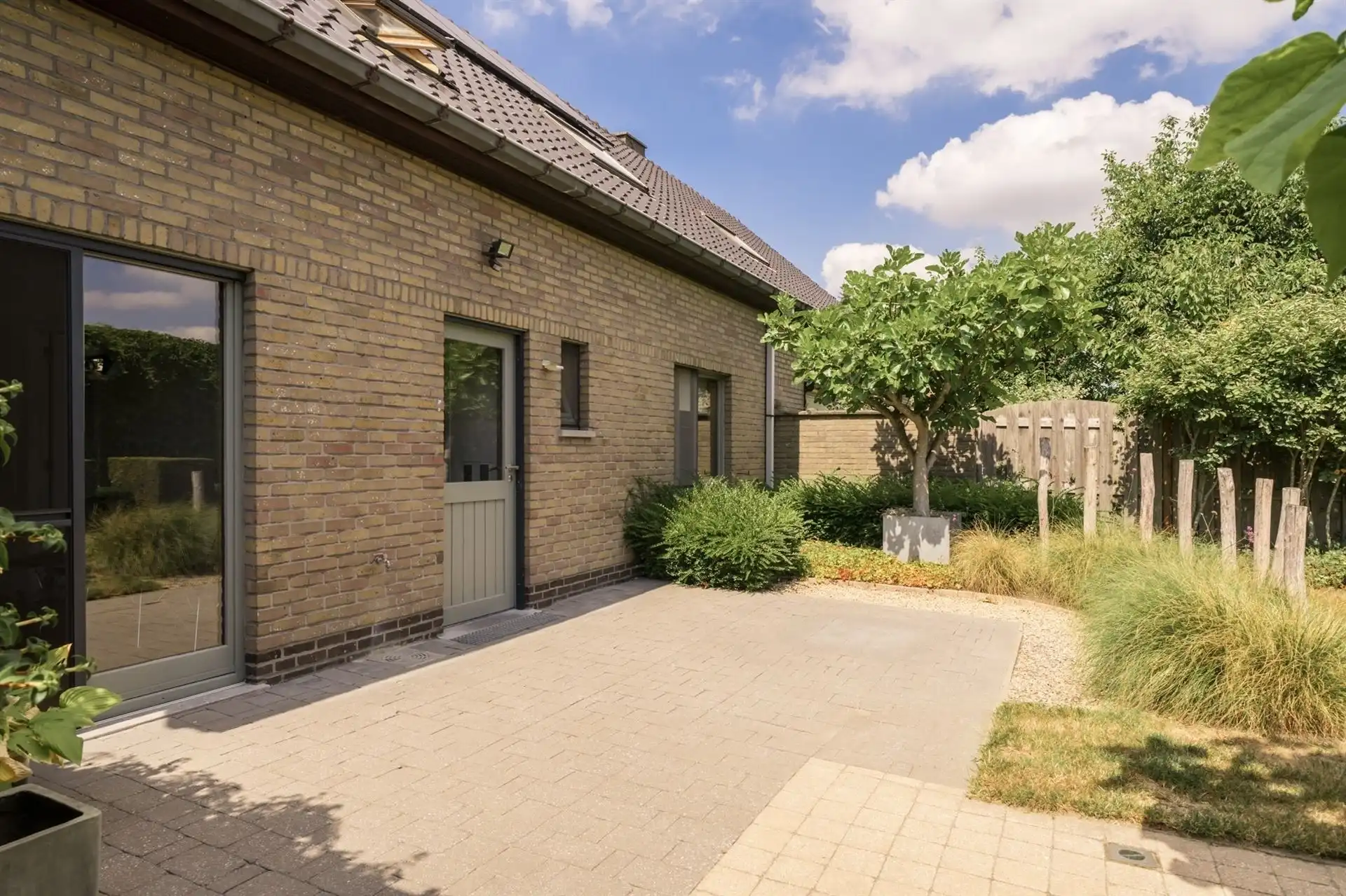 Ruime halfopen bebouwing  met 5 slaapkamers, tuin en garage. foto 24
