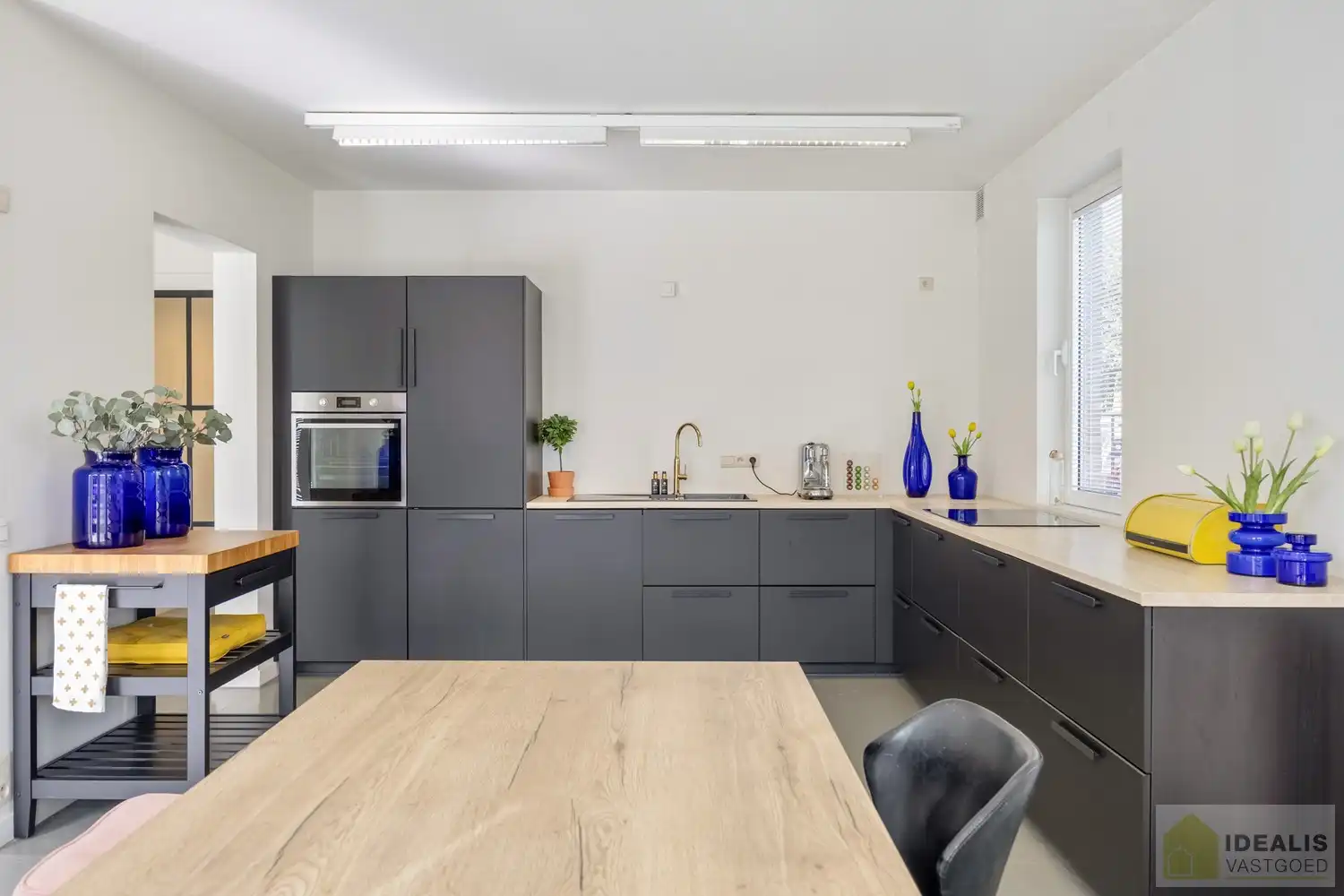 STATIG, STRAK EN UITERST RUIM COMPLEX MET HOOGSTAANDE AFWERKING EN OOG VOOR DETAIL. MOMENTEEL VOORZIEN VAN 3 SLAAPKAMERS, RIANTE LEEFRUIMTES ÉN UNIEKE LANDSCAPE KANTOORRUIMTES OP RESIDENTIËLE DOCH GUNSTIGE LOCATIE!! Dit exclusieve complex omvat maar liefst +-400m² netto bewoonbare oppervlakte! Kenmerkend aan dit statige pand is de unieke voorgevel die bezet is met keramische kunst van Pieter Stockmans. Gelegen op een residentiële locatie in een rustige woonstraat doch op enkele minuten van het centrum van Genk! foto 20
