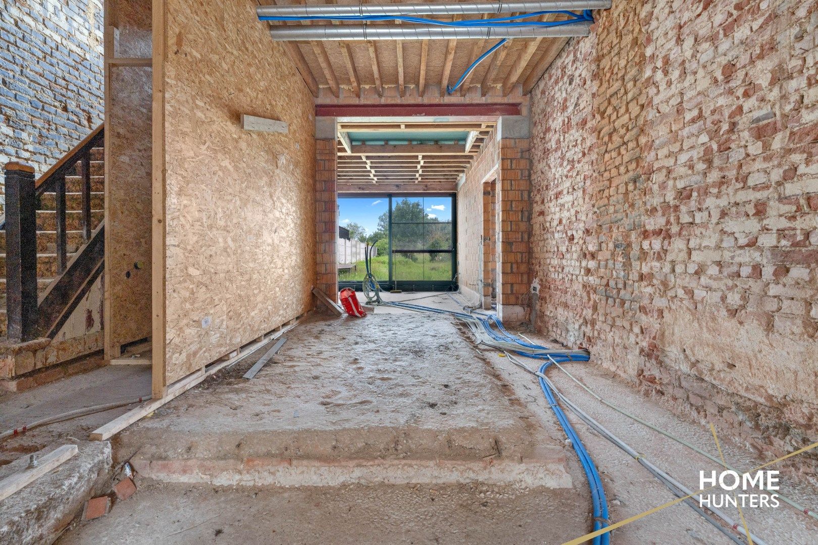 Verder af te werken woning met 3 slaapkamers, dressing, garage en ruime tuin – Ieper foto 8
