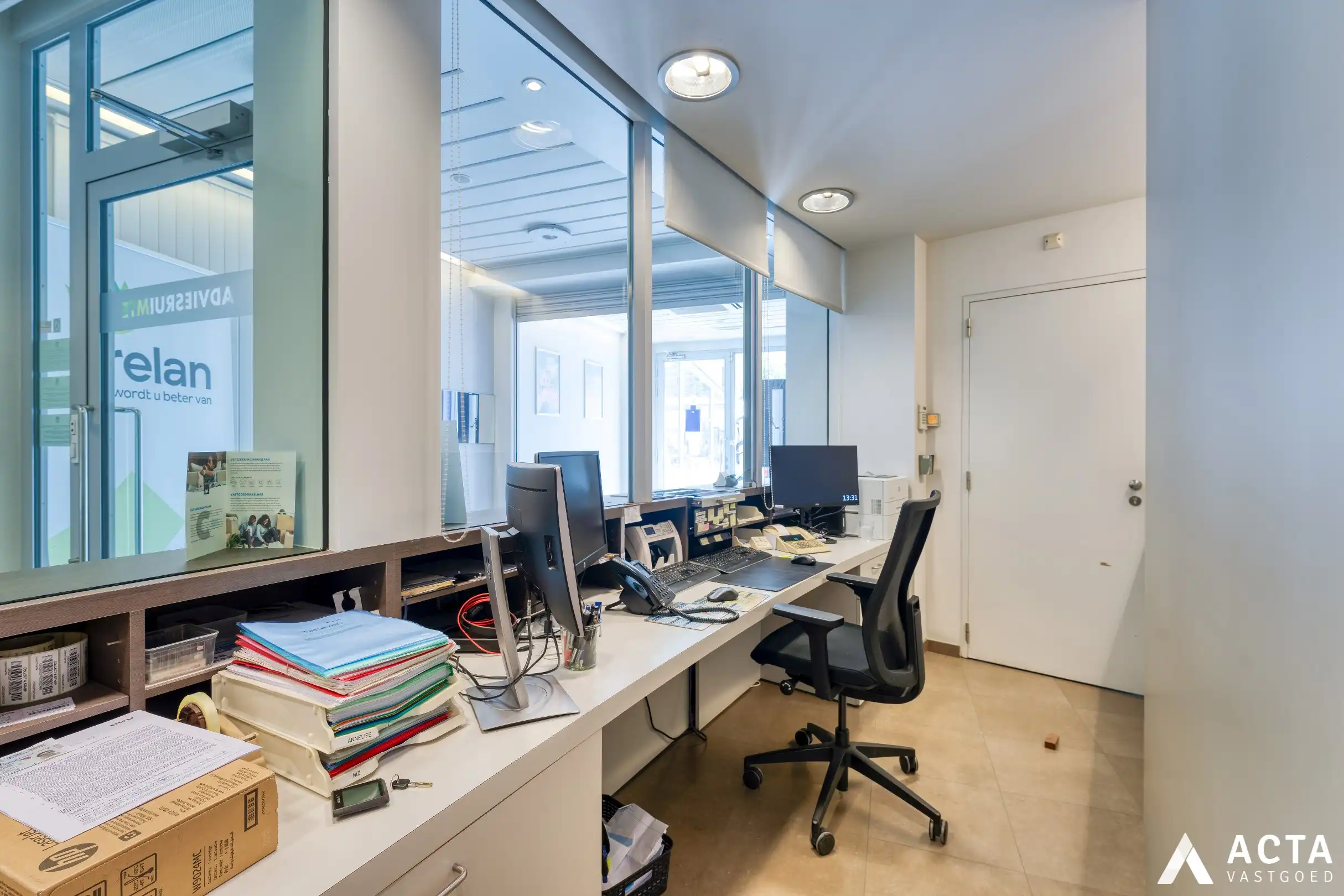 Ruim handelspand met parking op het Wapenplein in Oostende foto 3