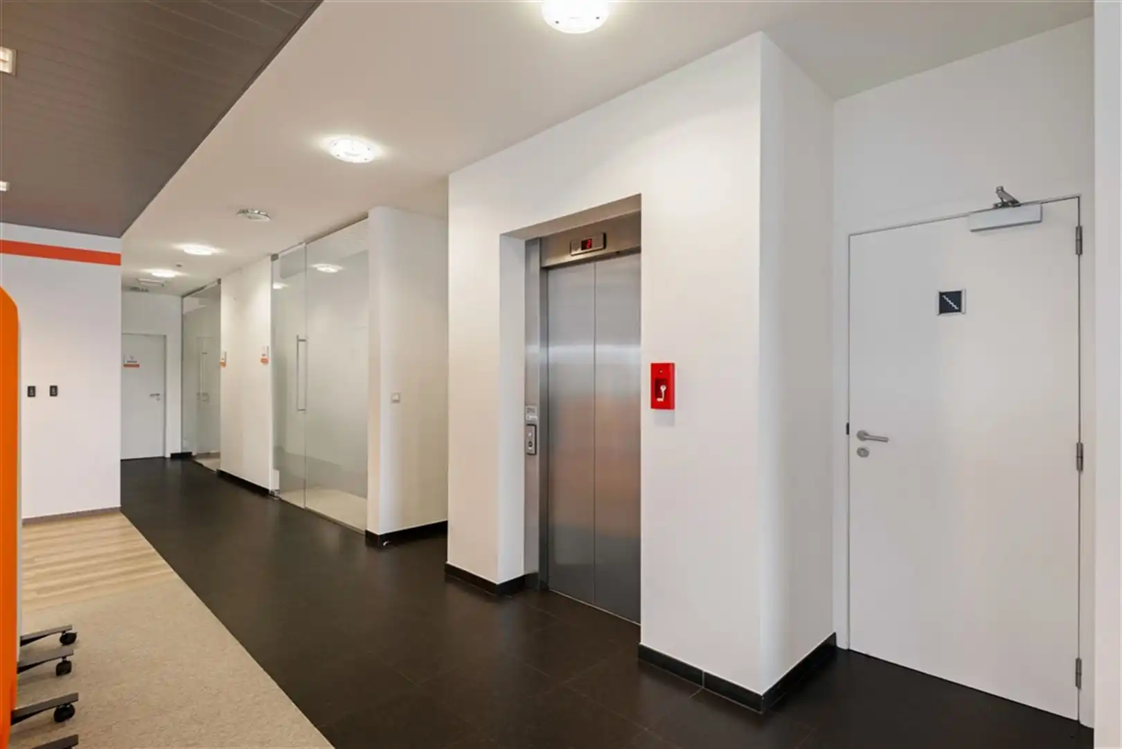 Kantoor van 1238m² samen met magazijn van 398 m² in Aartsela foto 18