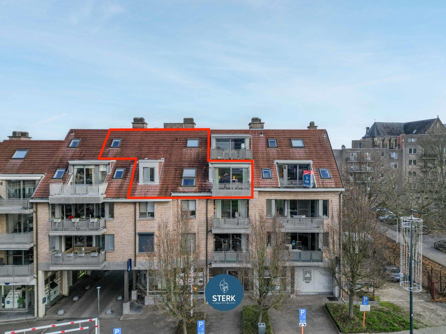 VERHUURD DUPLEX-APPARTEMENT OP EEN GUNSTIGE LOCATIE IN CENTRUM LANAKEN ! foto {{pictureIndex}}