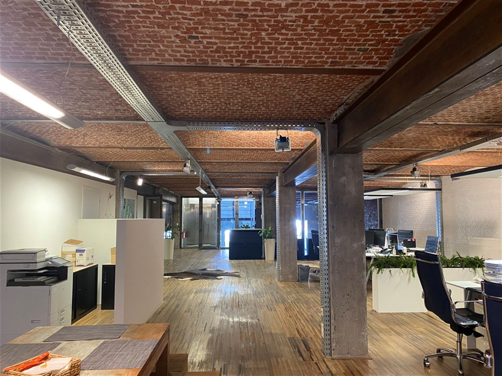 Karaktervolle loftkantoren te huur op gelijkvloers Ankerrui foto 2