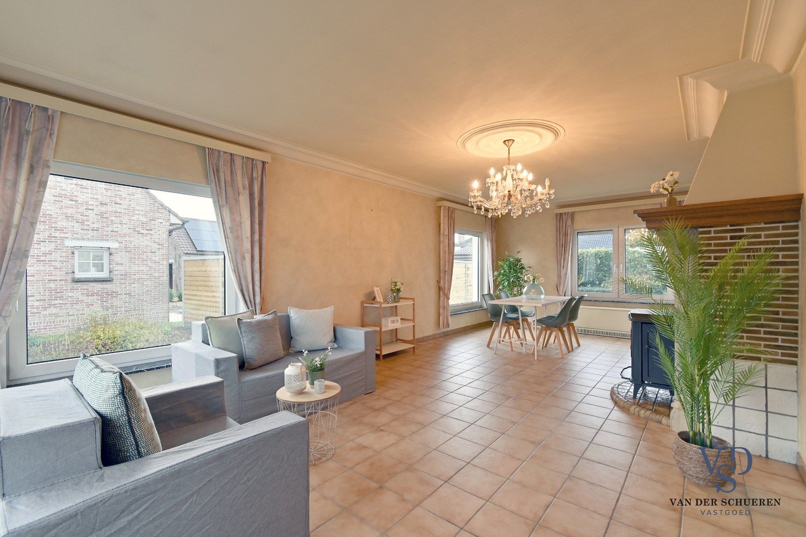 Bungalowwoning met afzonderlijke loods foto 3