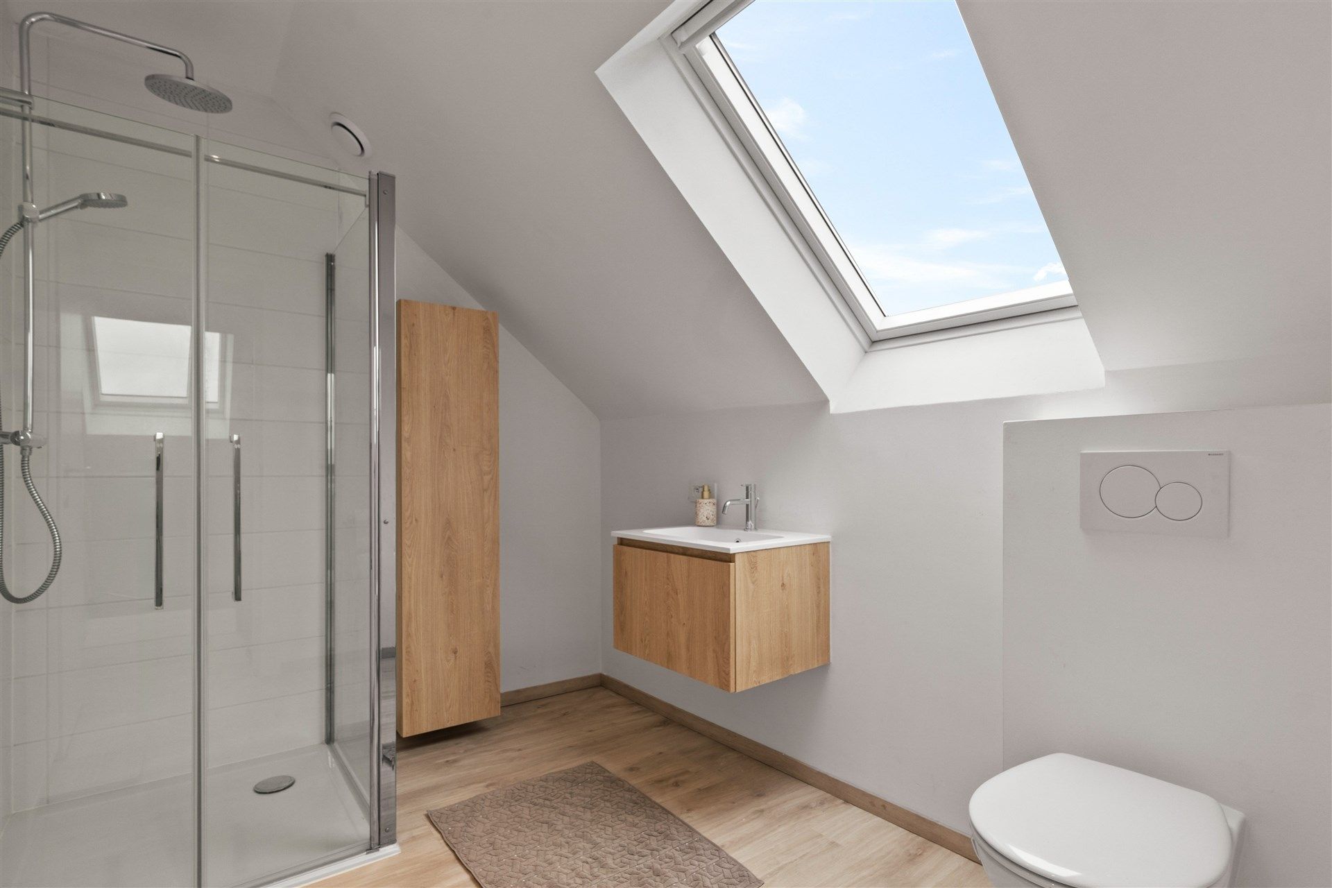 Moderne gezinswoning met 3 slaapkamers en bureau.  foto 20
