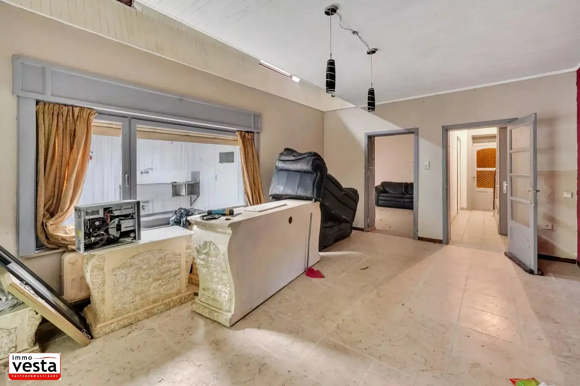 Handelspand met woonst op groot perceel foto 12