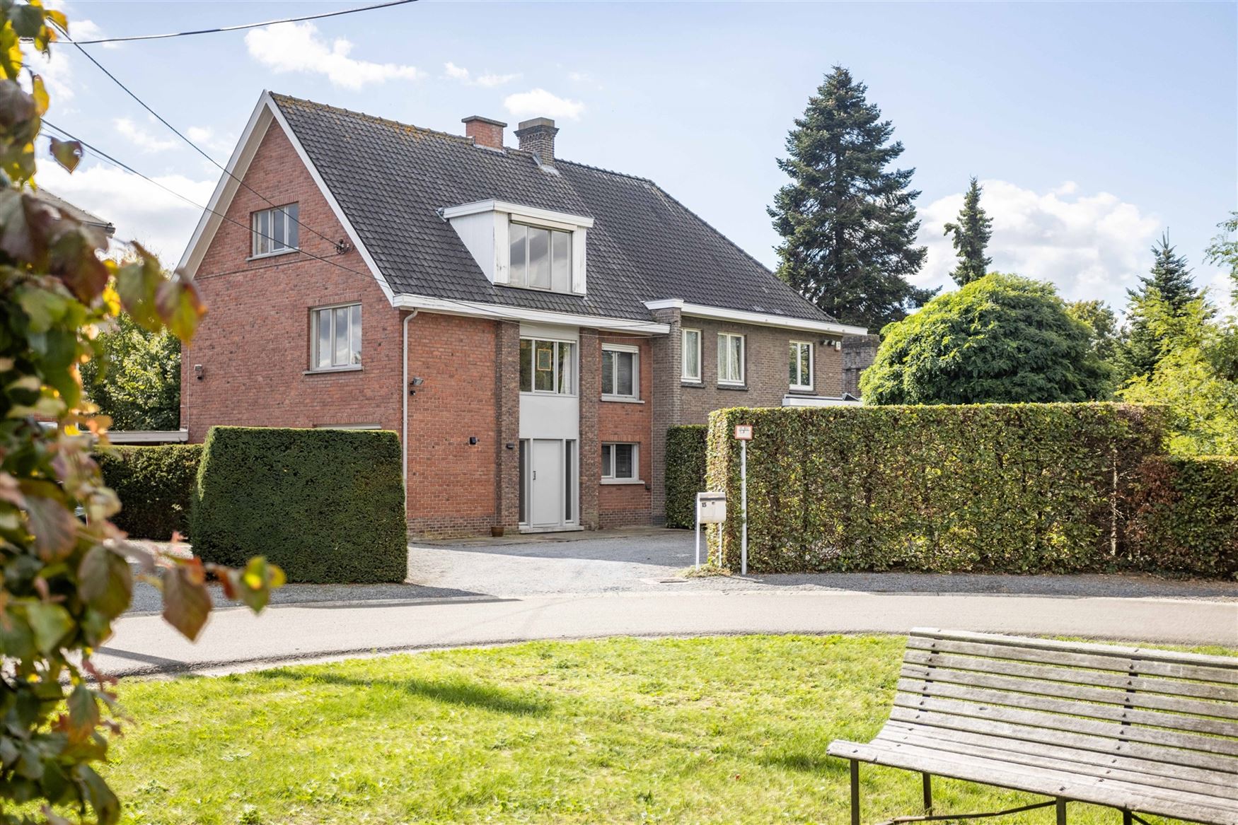 Hoofdfoto van de publicatie: Ruime halfopen bebouwing met zuidgerichte tuin te Destelbergen.
