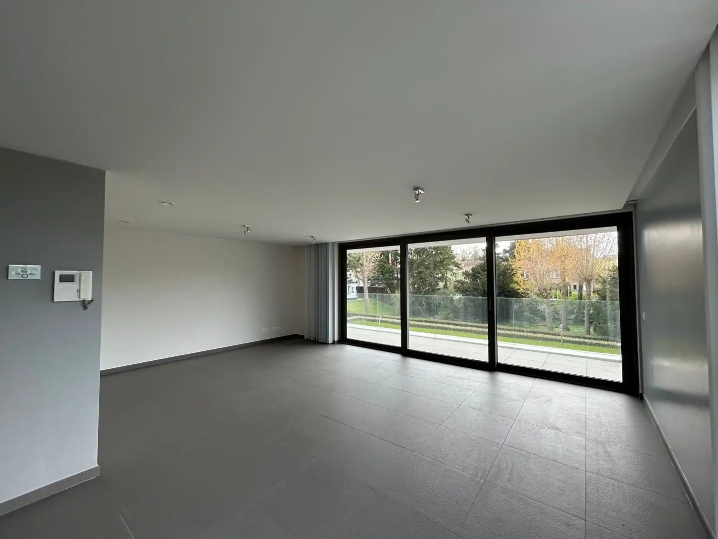 Ruim woonappartement met 2 slaapkamers in kleine residentie, centraal gelegen. foto 4