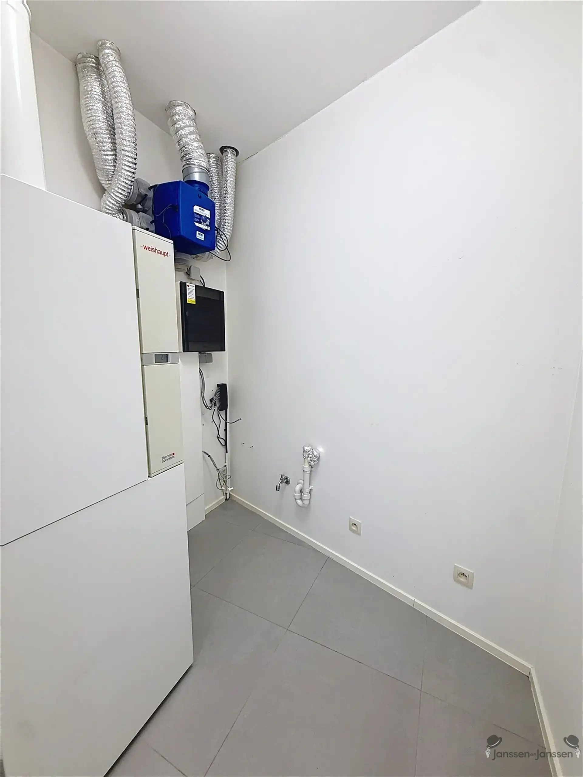 Verzorgd appartement met 2 slaapkamers, groot terras en ruime garage foto 10