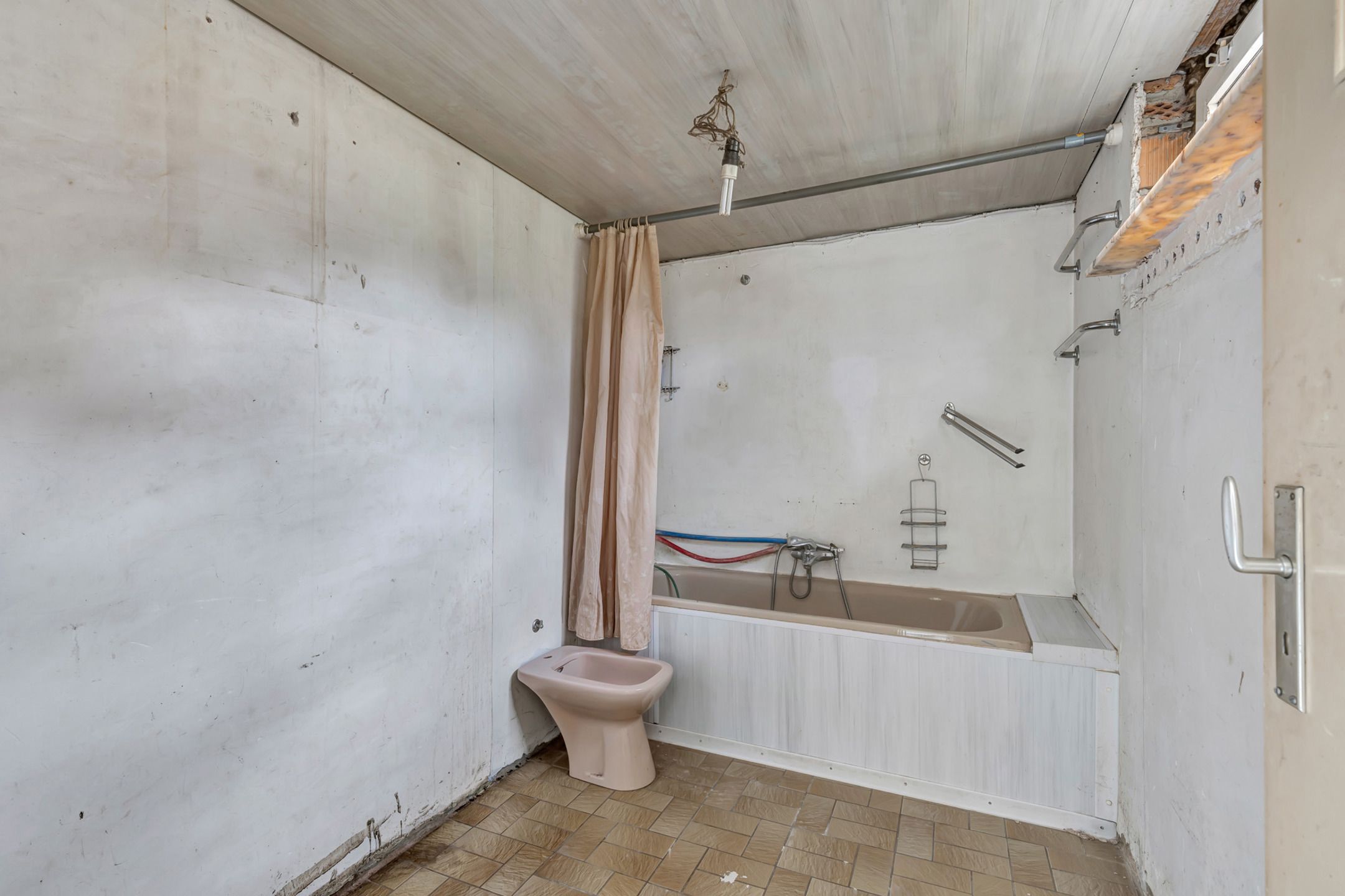 Renovatiewoning met vernieuwd dak en ramen in Lochristi foto 18