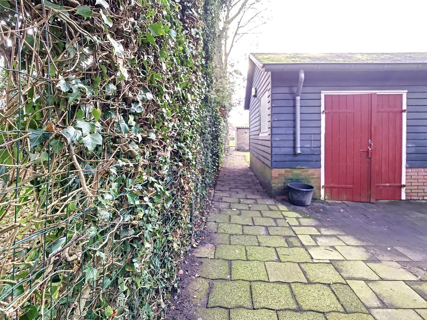 Gerenoveerde half vrijstaande woning met royale tuin en dubbele garage. foto 8