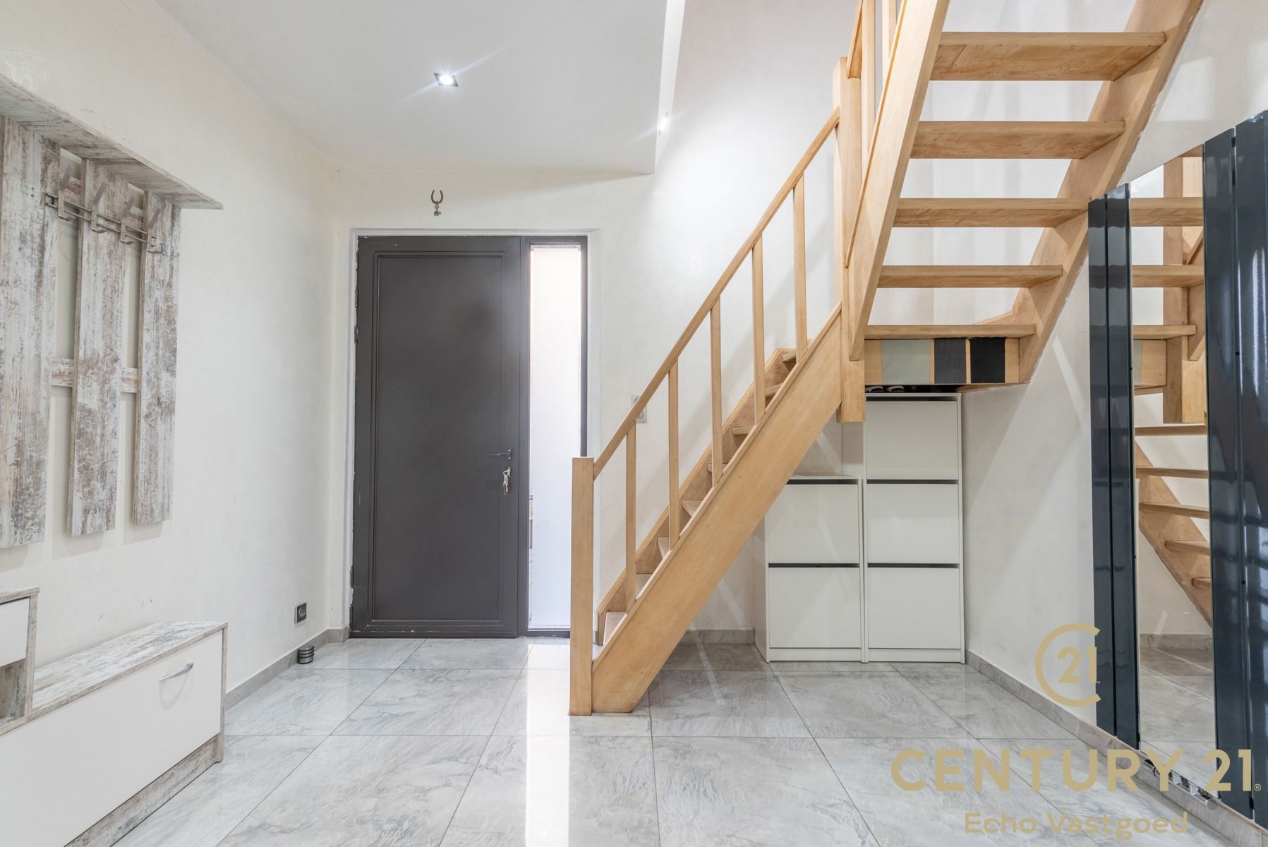 Recent gerenoveerde ruime woning met prachtige tuinlounge foto 2