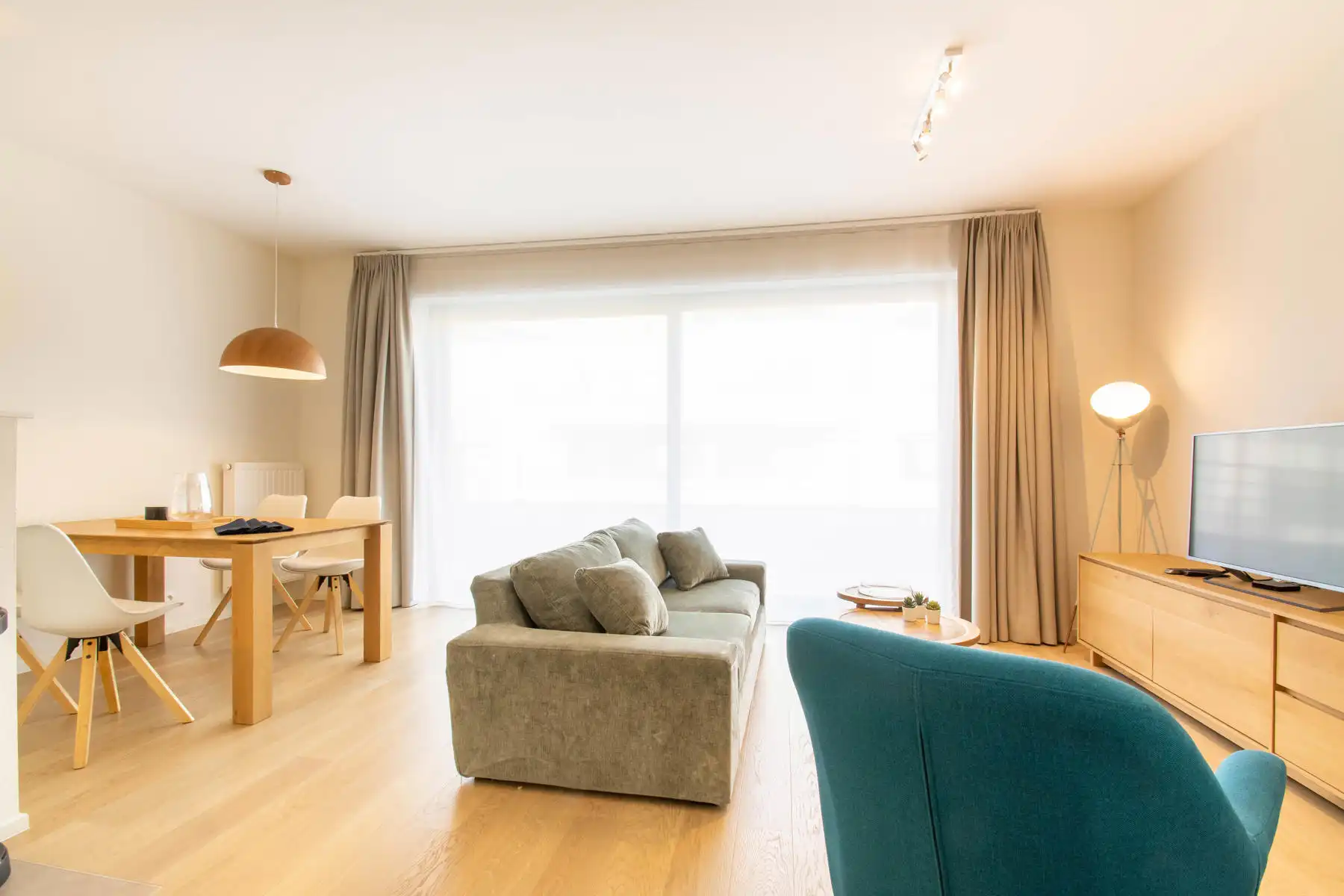 Prachtig gemeubeld appartement 2 KAMERS + 2 TERRASSEN!!!! foto 3