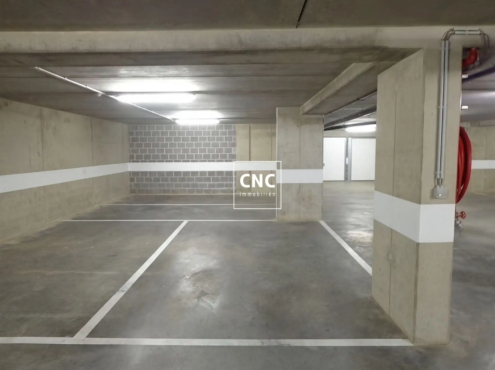 Ruime en toegankelijk autostaanplaats nabij de Lippenslaan foto 4