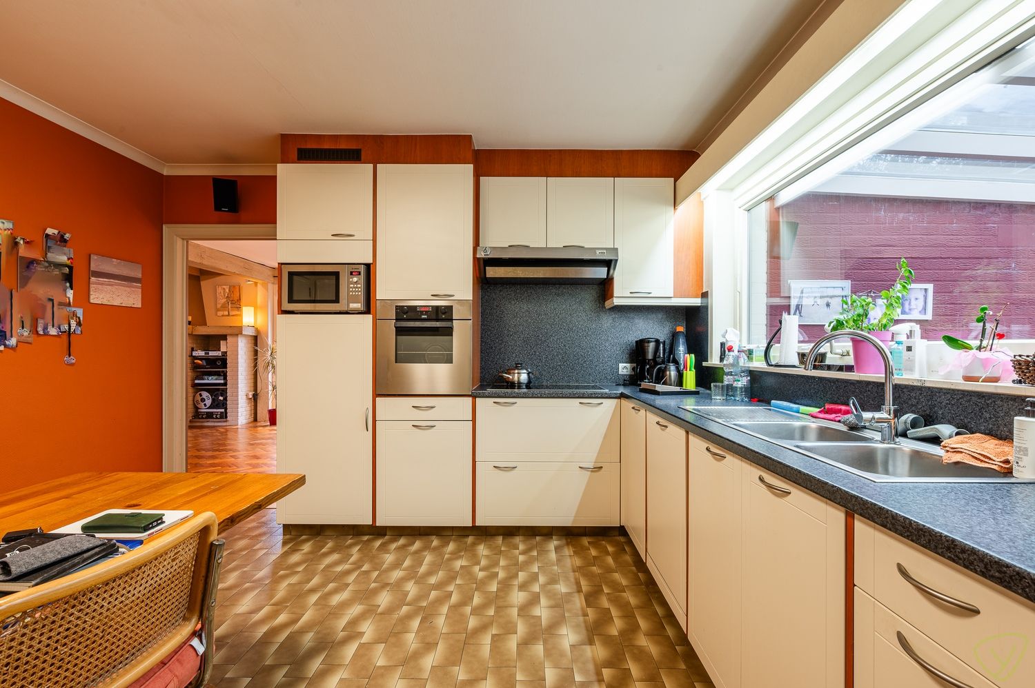 Kwalitatief afgewerkte woning met praktijkruimte en uitzonderlijk ruime kelderverdieping foto 11