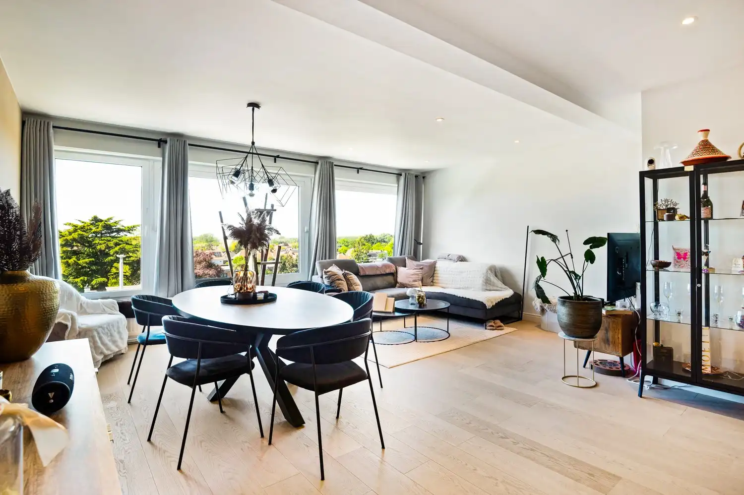 Twee slaapkamer appartement met open leefruimte te Mortsel foto {{pictureIndex}}
