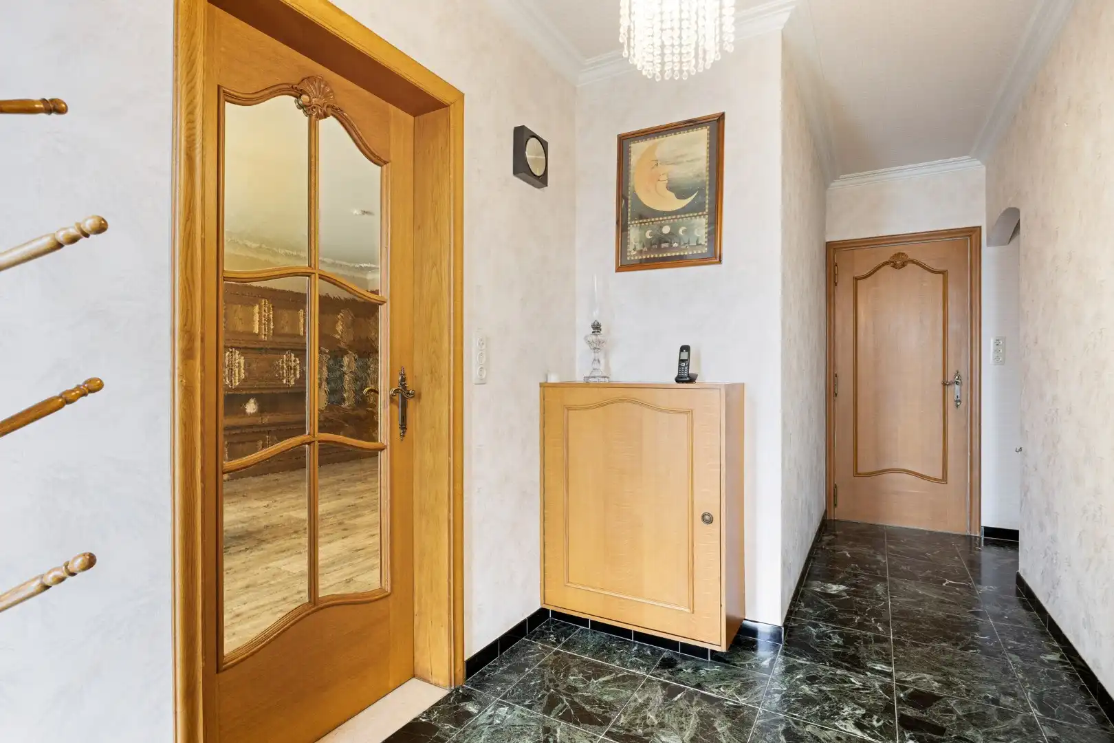 Ruim ingedeelde gelijkvloers woning op een mooi breed perceel van 812 m². foto 3