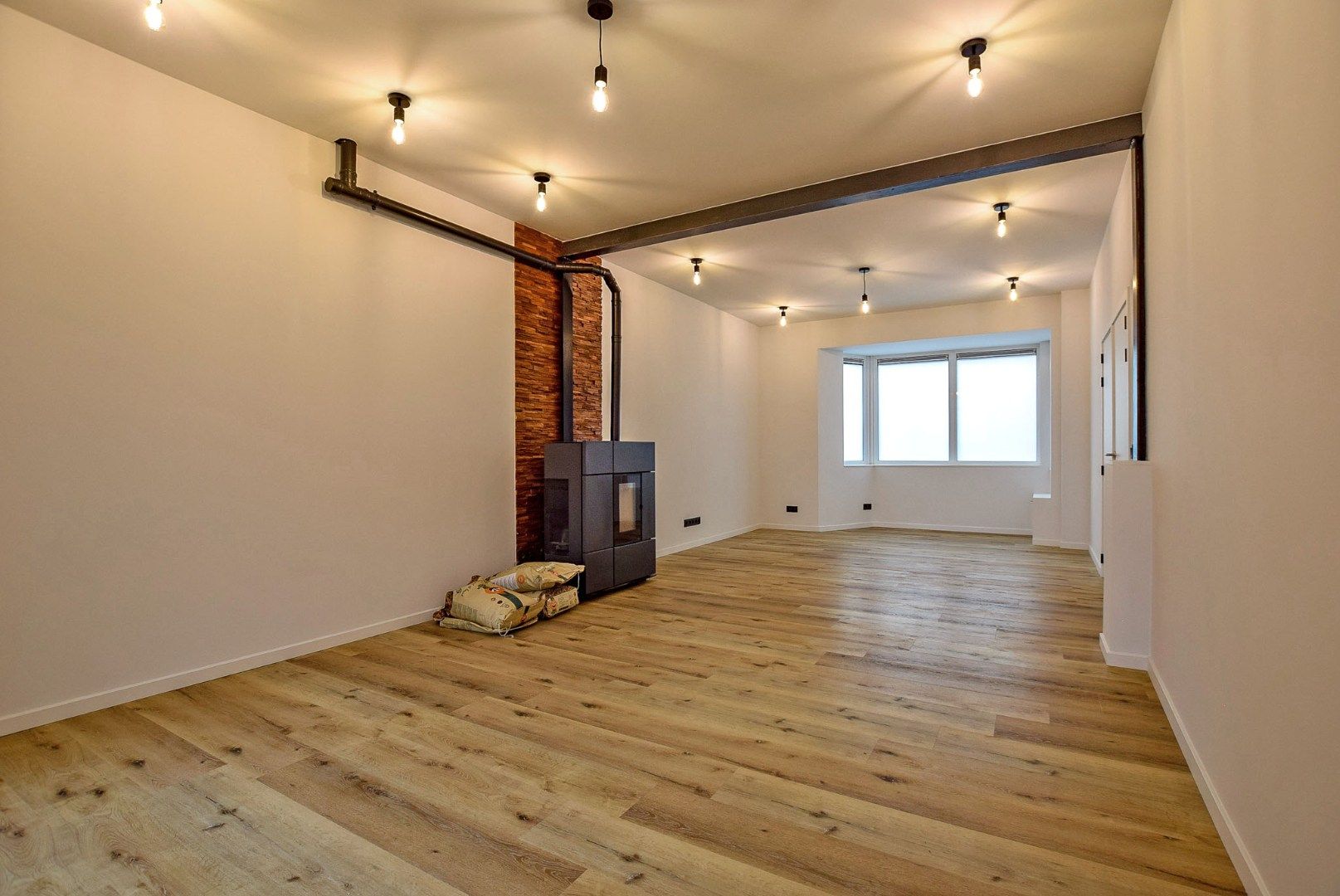 Gerenoveerde rijwoning te huur op 273m² met 3 slaapkamers te Adinkerke (De Panne)!  foto 3