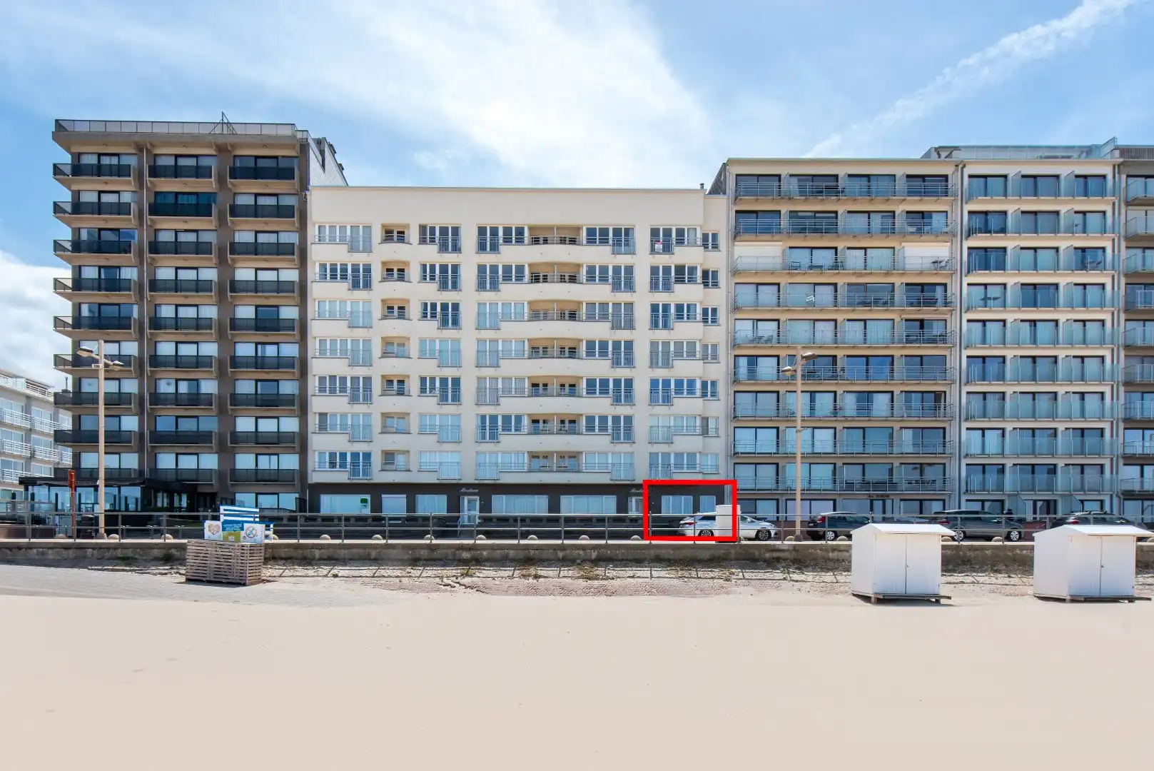 Instapklaar appartement op het gelijkvloers met prachtig zicht op zee. Gelegen aan de Zeedijk, op een toplocatie aan het strand. foto 3