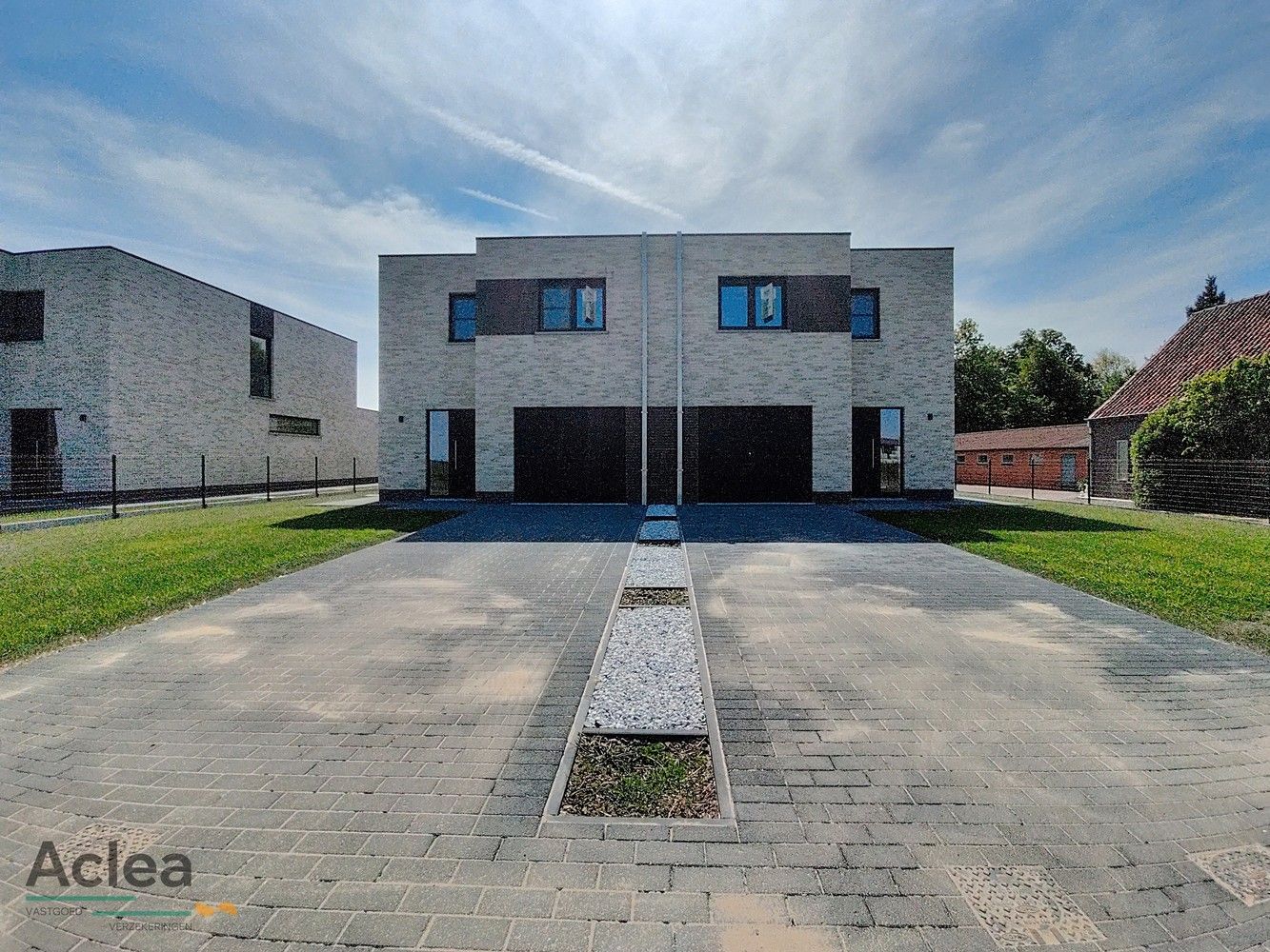 Moderne, landelijk gelegen, nieuwbouw woning met open zichten foto {{pictureIndex}}