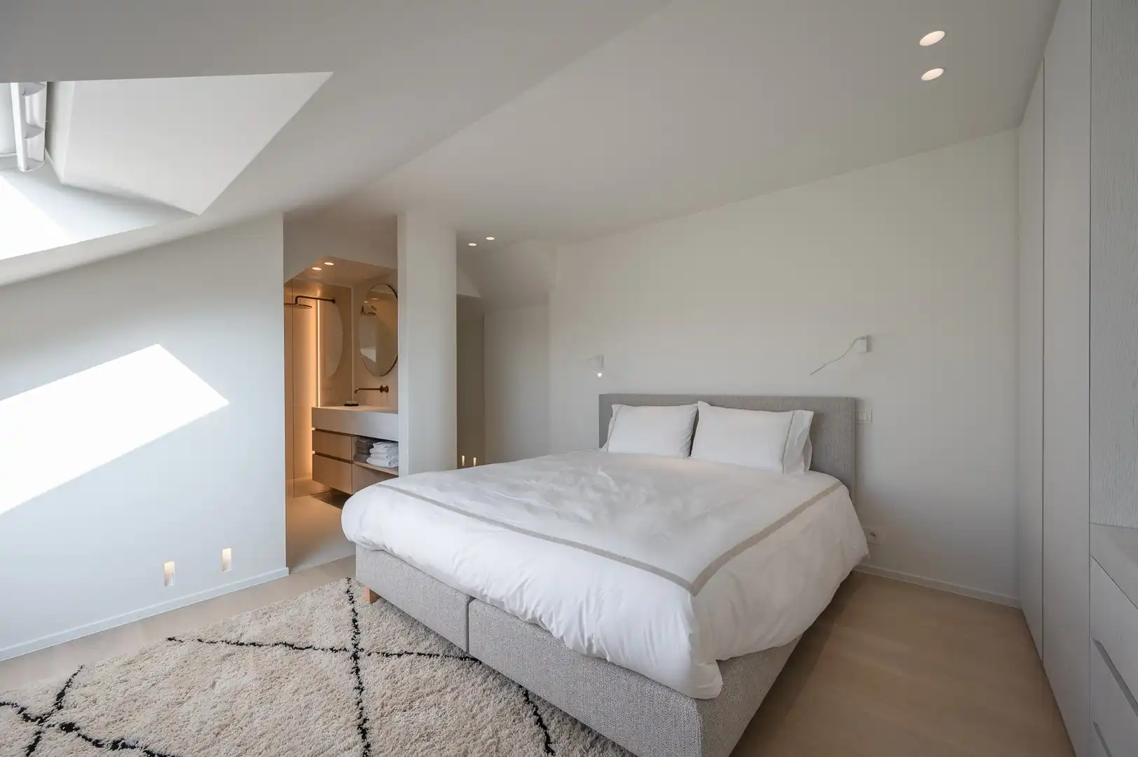 Zonnig gerenoveerd appartement met zuidwest gericht terras en open zicht op wandelafstand van het strand in hartje Zoute. foto 21