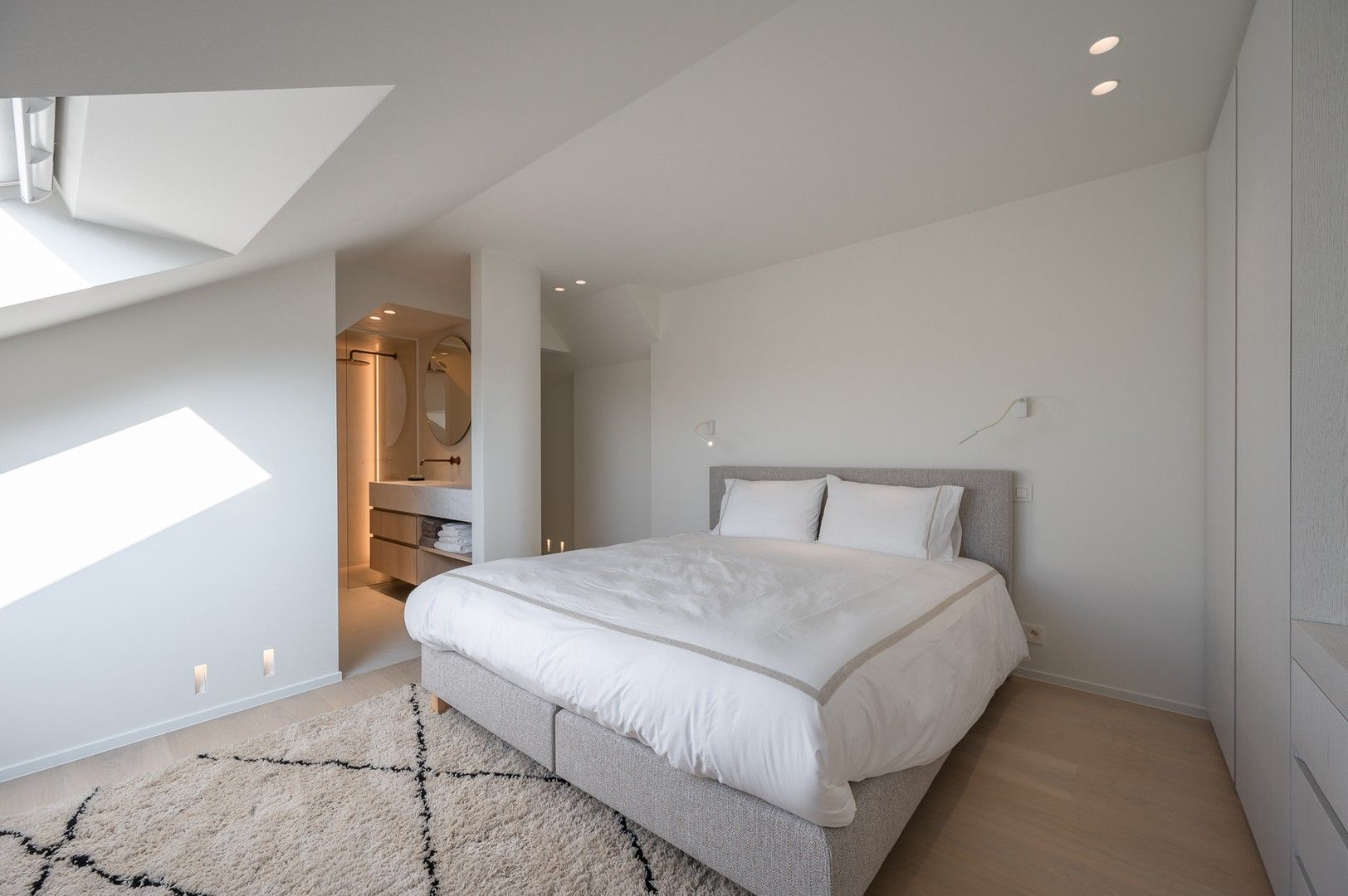 Zonnig gerenoveerd appartement met zuidwest gericht terras en open zicht op wandelafstand van het strand in hartje Zoute. foto 21