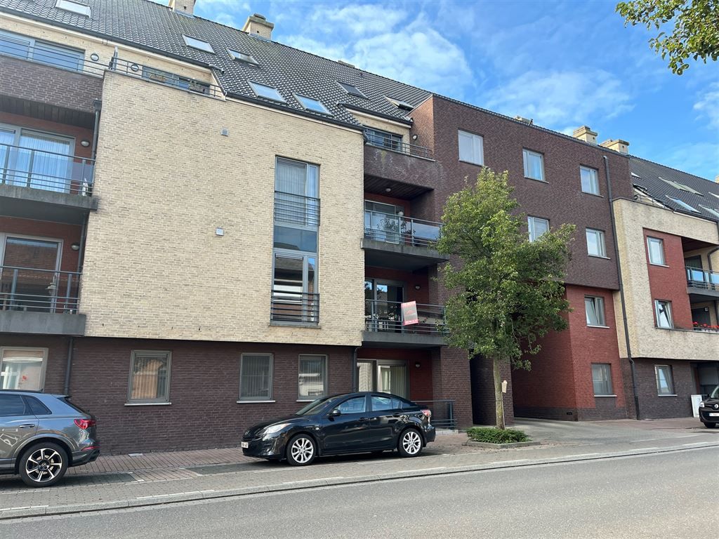 Hedendaags appartement met 2 slaapkamers, een terras en een parkeerplaats, gelegen in het centrum van Maaseik foto {{pictureIndex}}