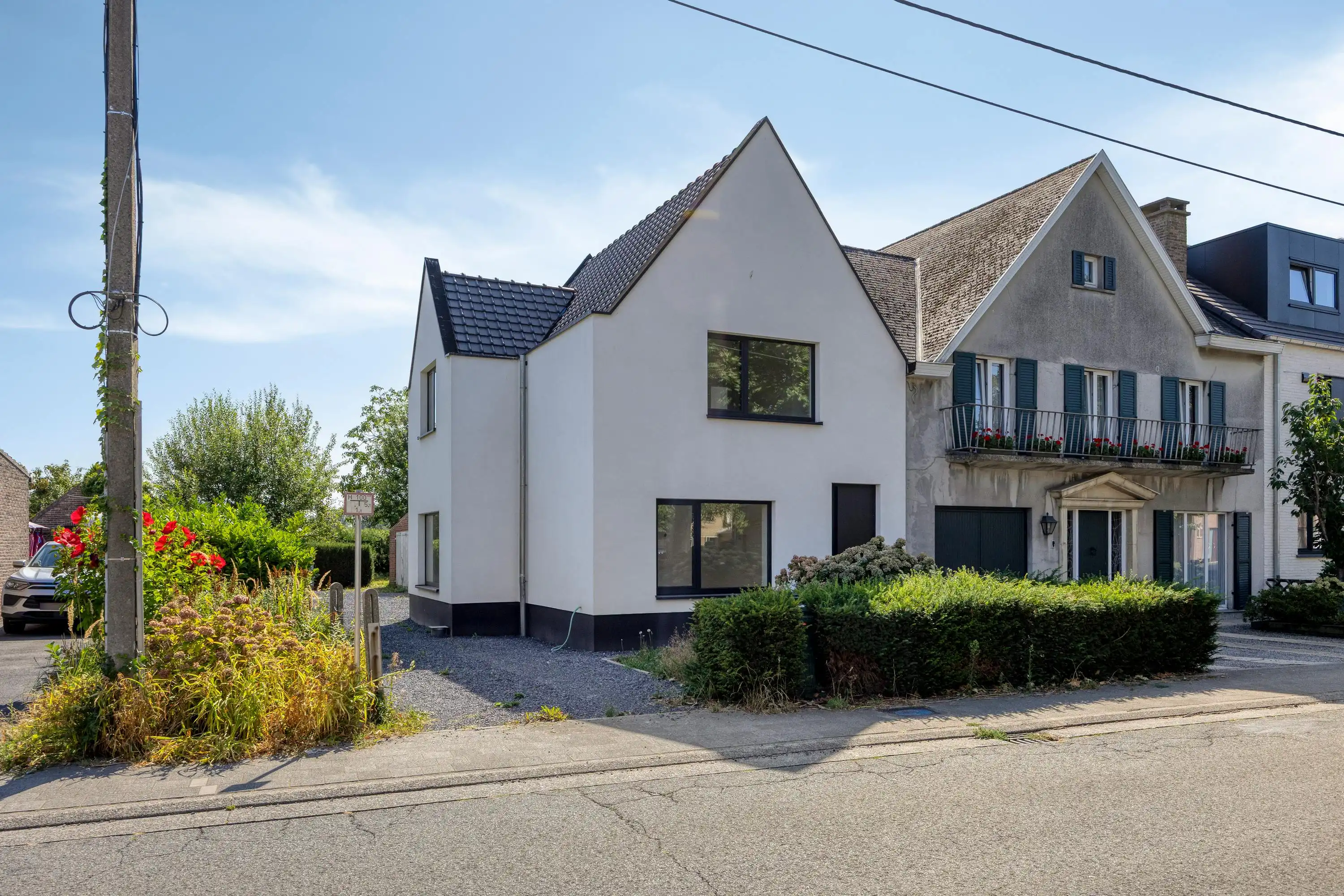 Volledig gerenoveerde halfopen woning in hartje Ertvelde foto 2