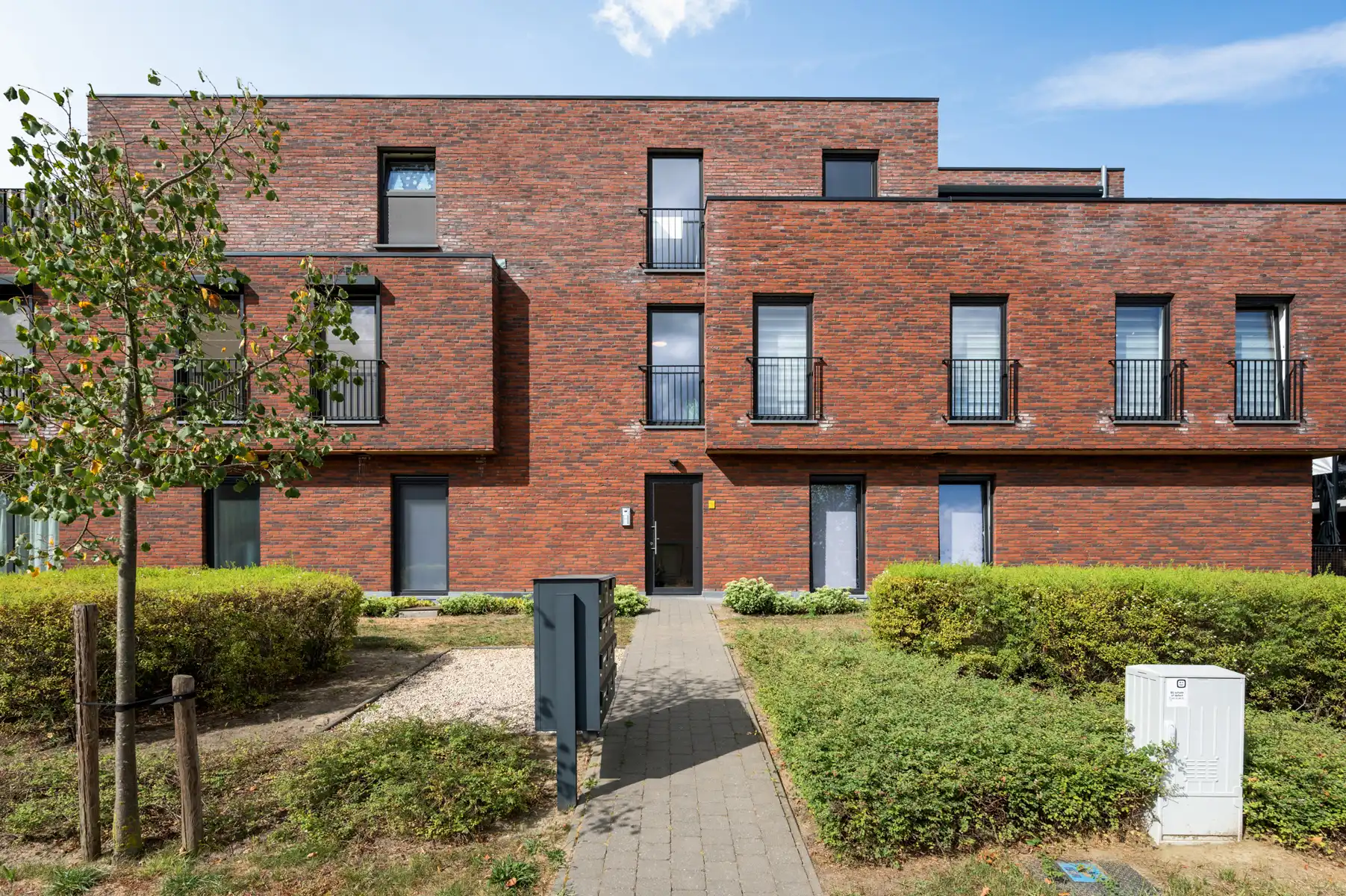 Modern appartement met terras in een doodlopende straat foto {{pictureIndex}}