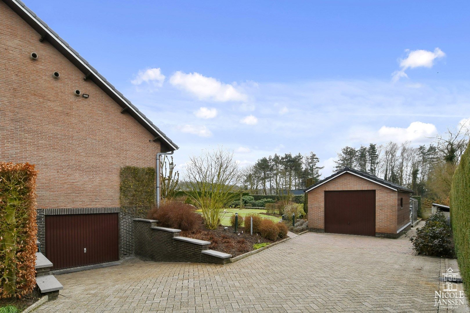 Vrijstaande gelijkvloerse gezinswoning met 4 slaapkamers en prachtige tuin foto 24