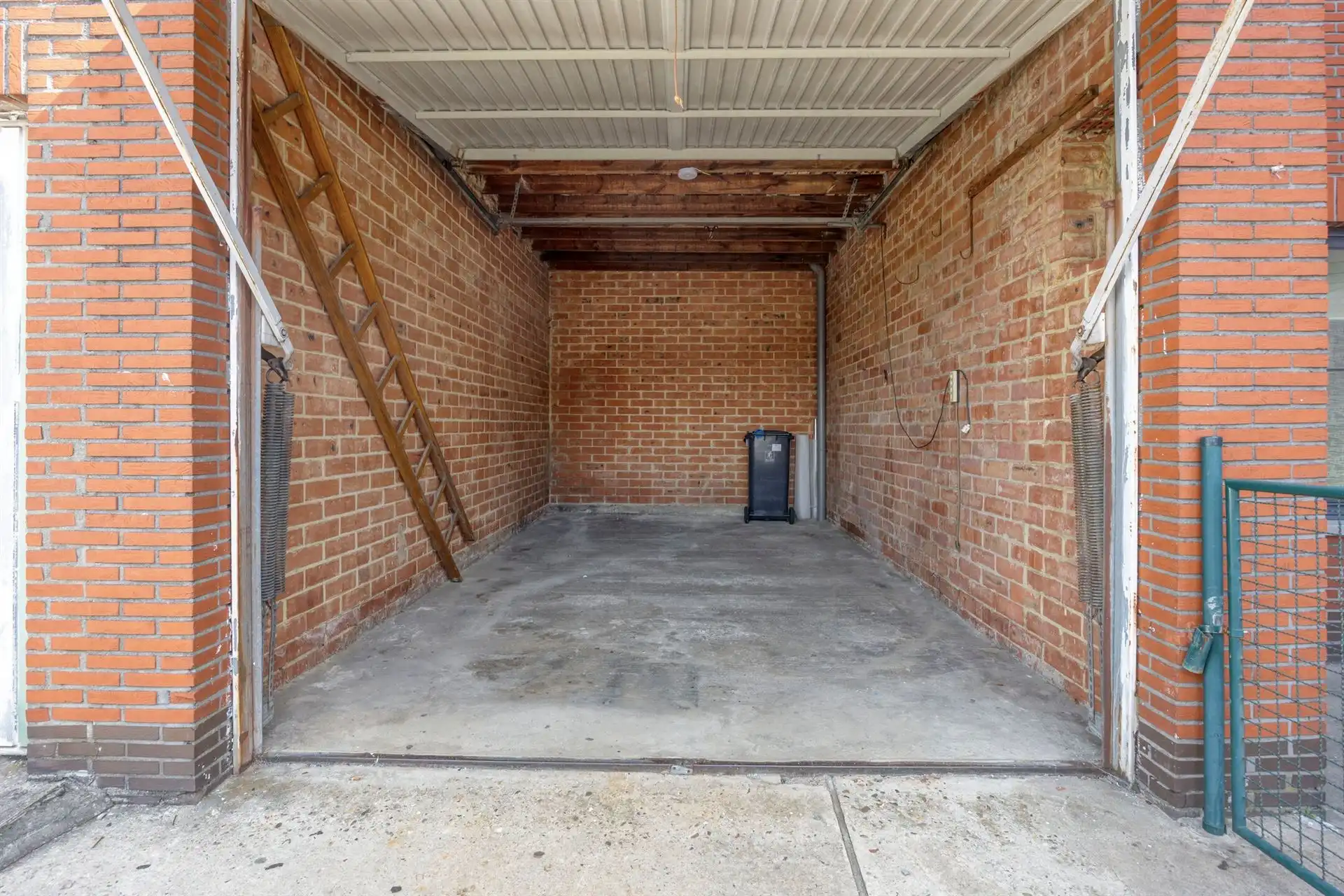 Woning met 3 slaapkamers, terras en 7 garages.  foto 19