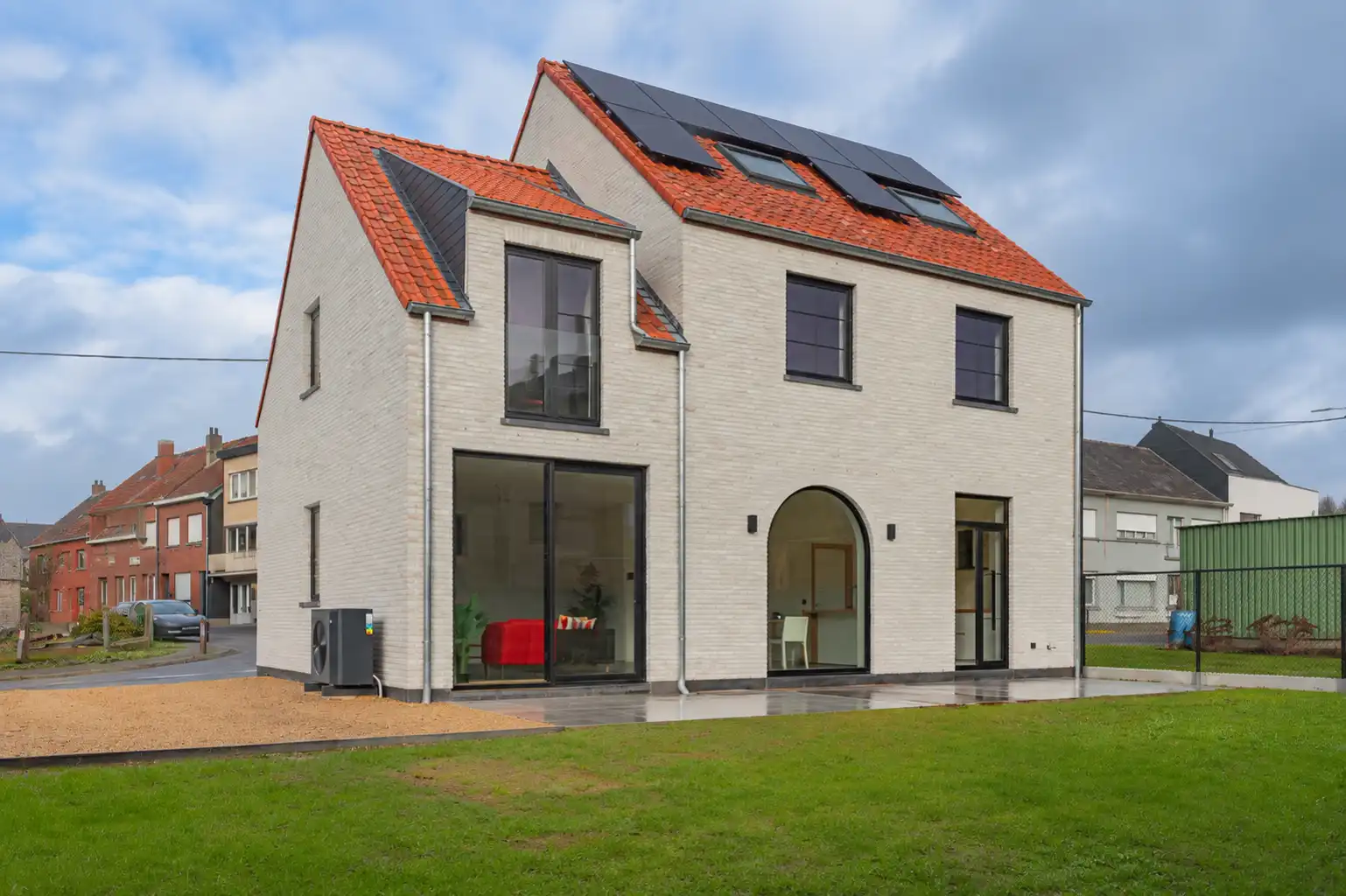 Nieuwbouw woning met 4 slaapkamers! foto {{pictureIndex}}