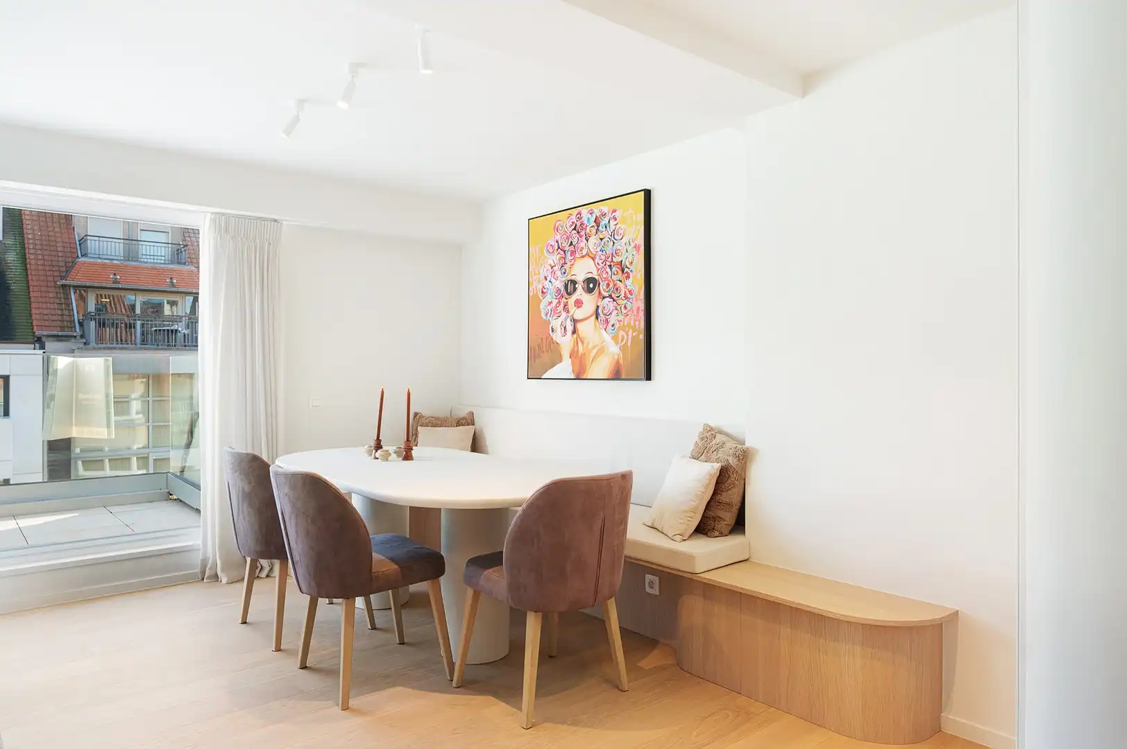 Luxueus gerenoveerd duplexappartement met drie slaapkamers. foto 8