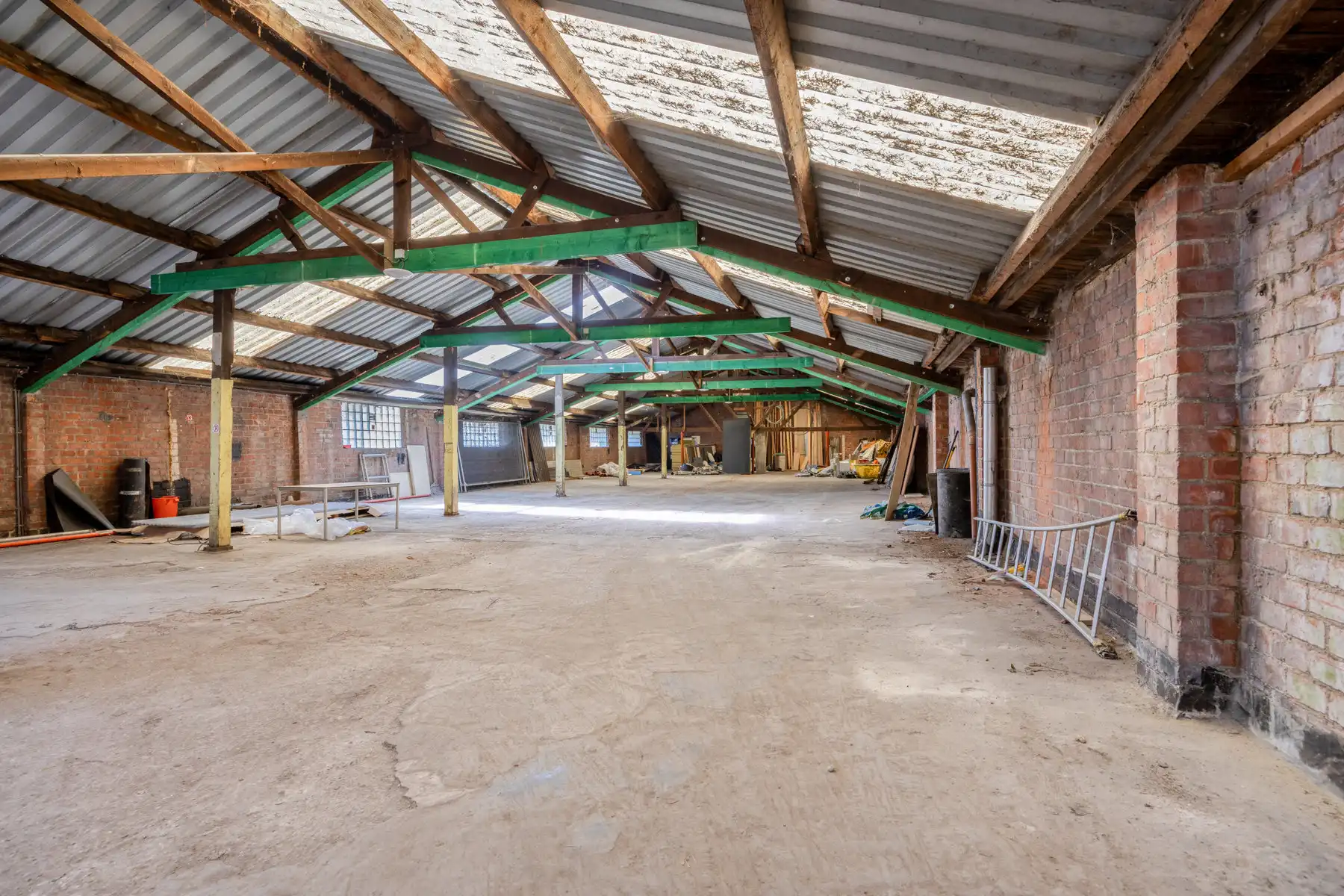 Ruime opslagplaats van  ca. 1.100m². foto 2