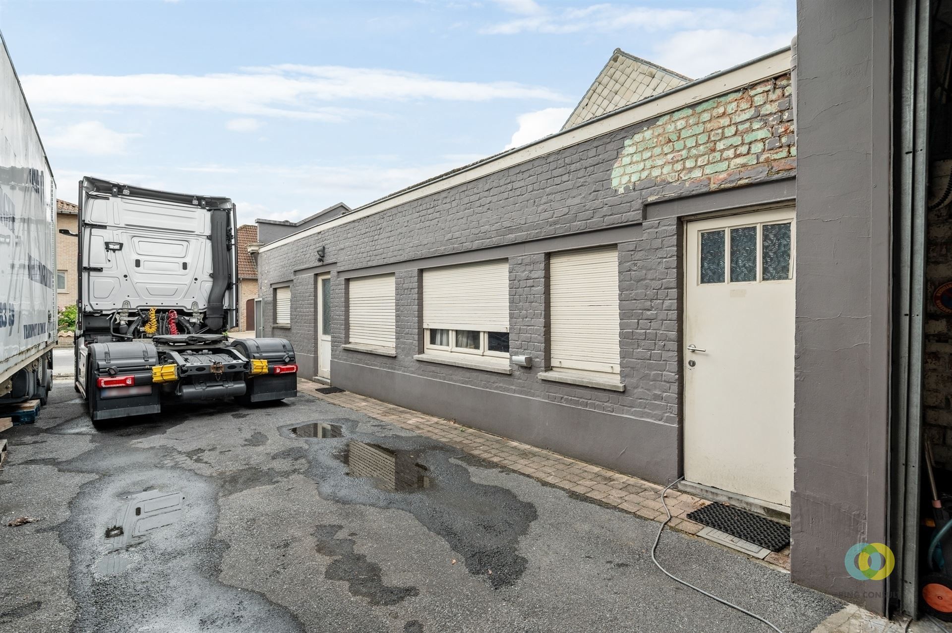 Bedrijfspand met loods, kantoor en woning foto 3