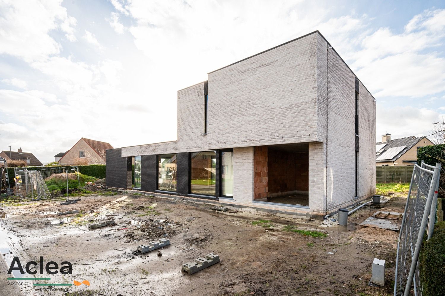 Afgewerkte nieuwbouw villa in een rustige wijk foto {{pictureIndex}}