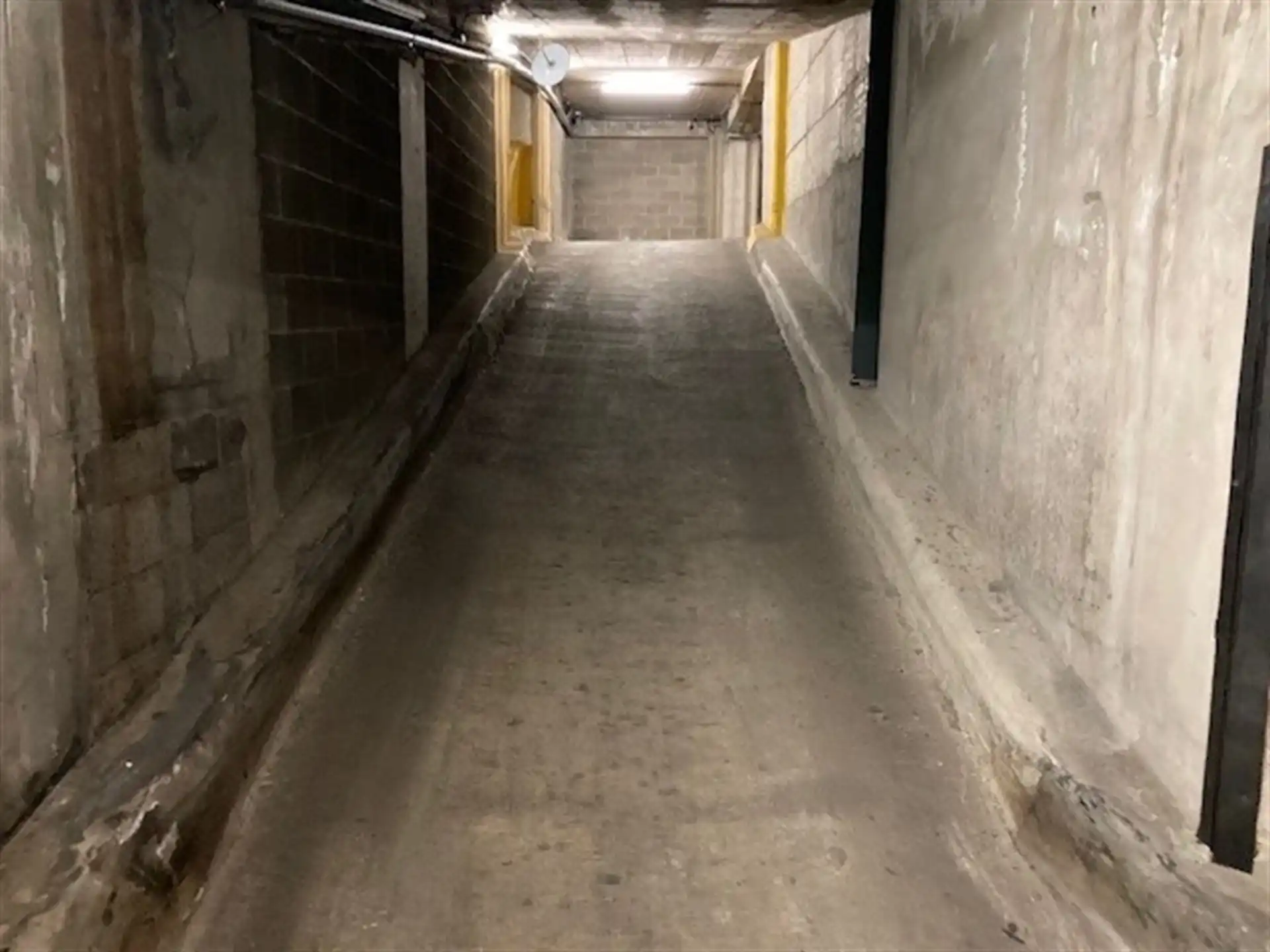 Parkeerplaats voor kleine auto - EU Wijk  foto 4