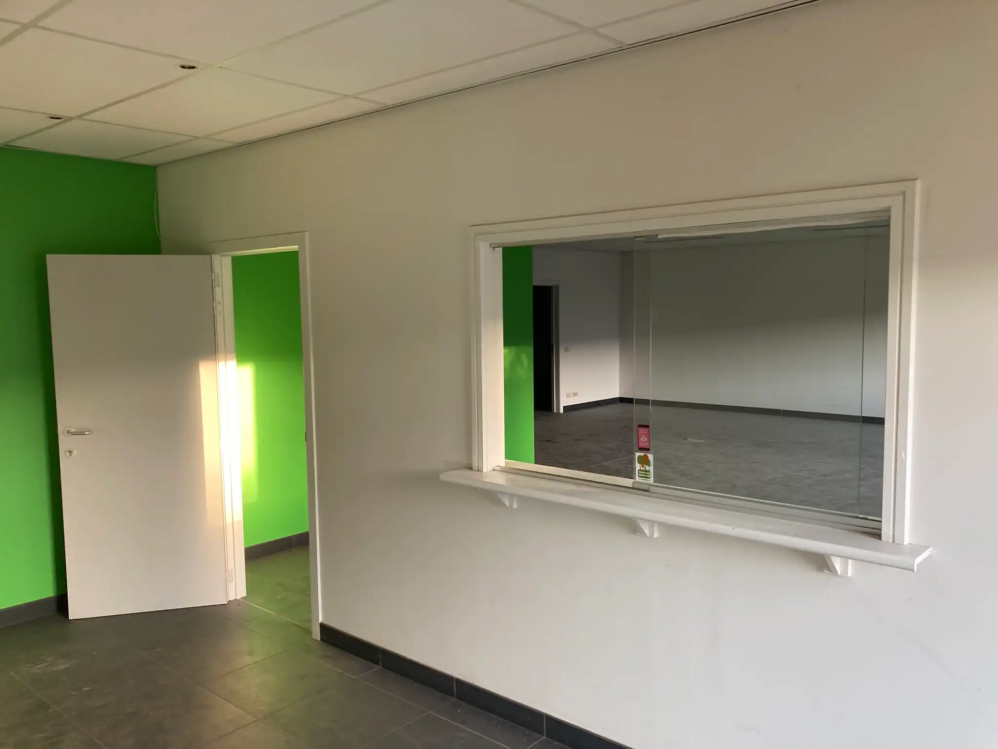 Bedrijfsgebouw met magazijn, kantoren, ruime buitenruimte en hoogspanningscabine te koop op bedrijventerrein Schendelbeke foto 6