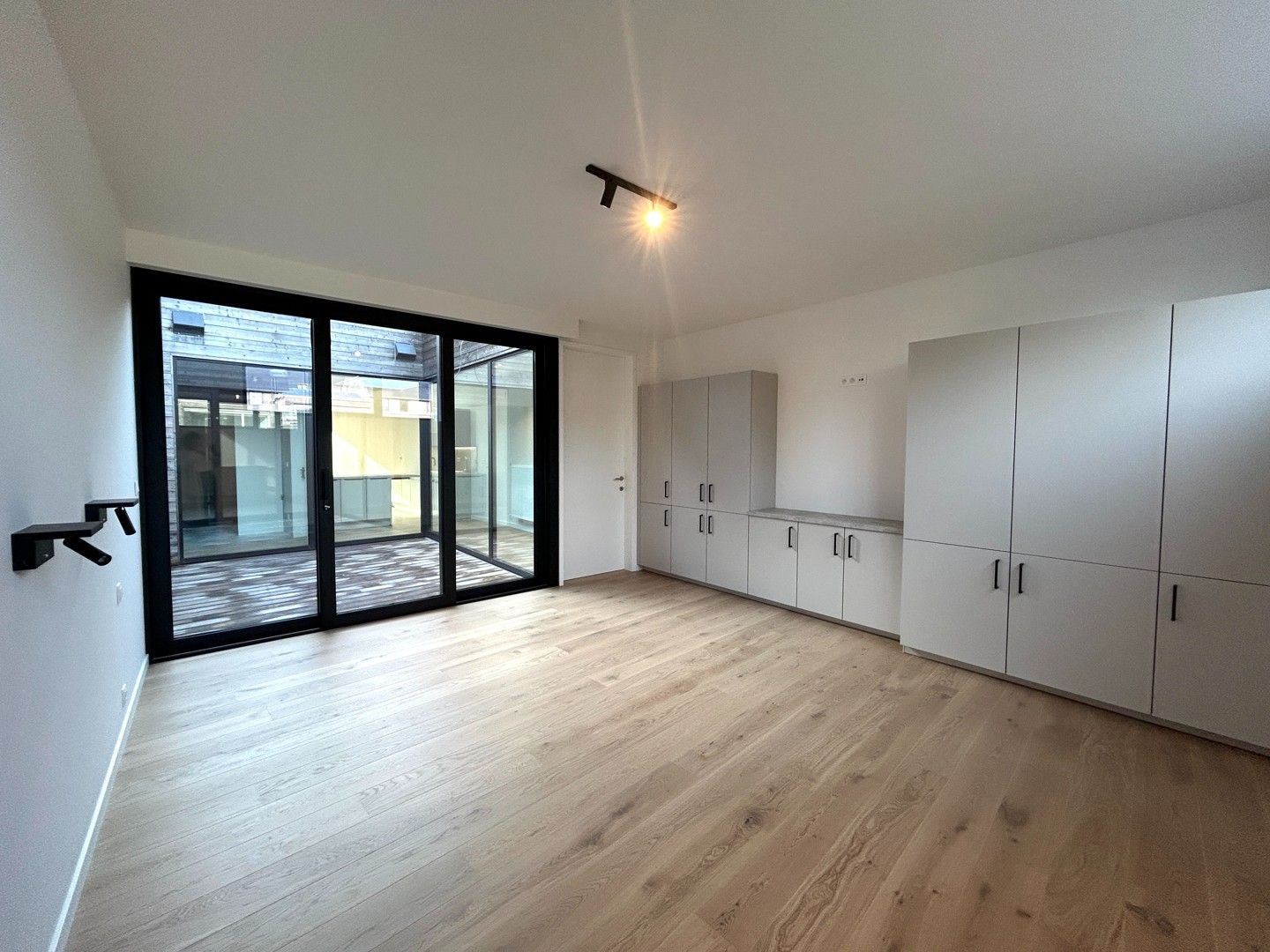 Volledig gerenoveerd duplex-appartement met 3 ruime slaapkamers te centrum Tielt! foto 6