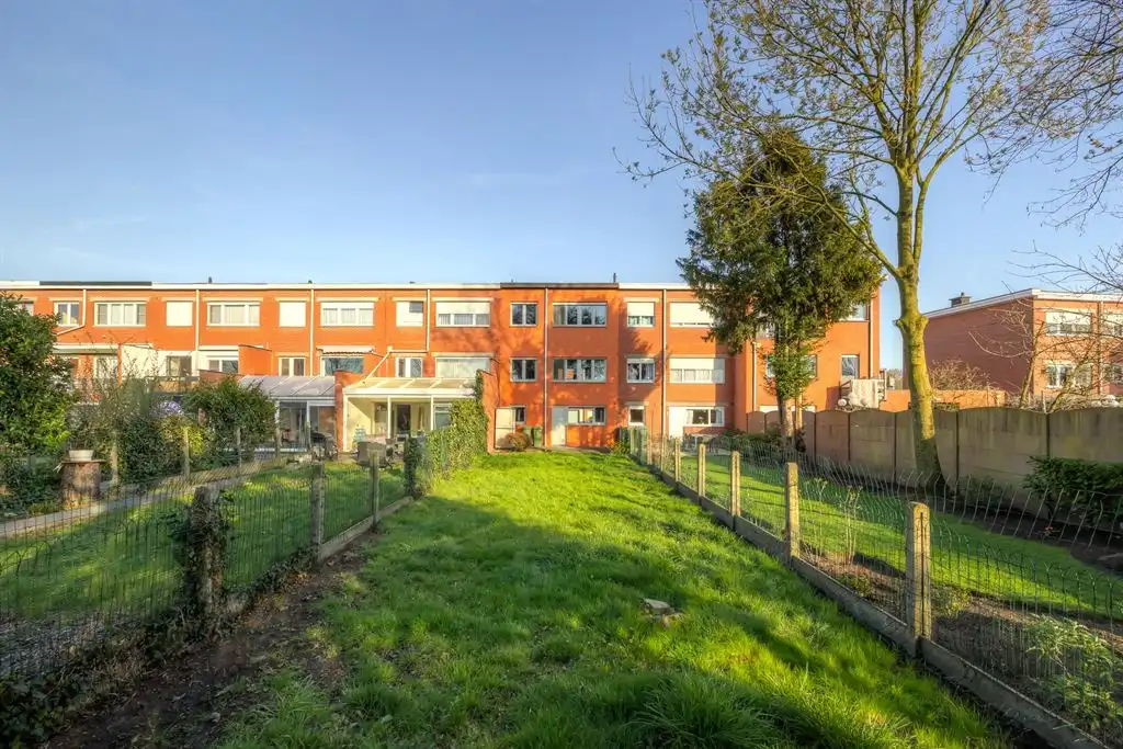 Bel-étage woning met oprit en  ruime tuin foto 15