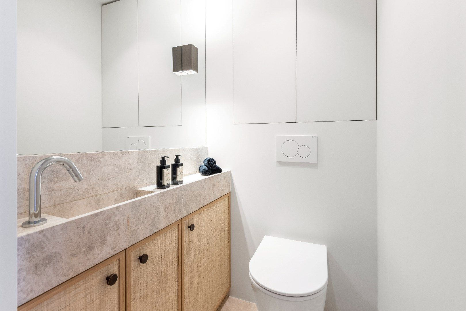Luxueus vernieuwd appartement in het commercieel centrum op wandelafstand van de Zeedijk.   foto 17
