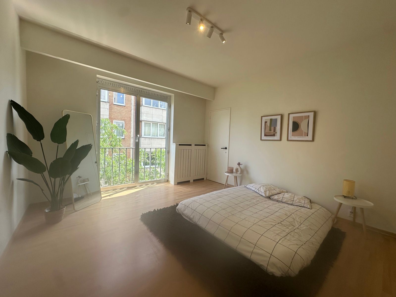 Zonnig 100% instapklaar appartement op centrale locatie! foto {{pictureIndex}}