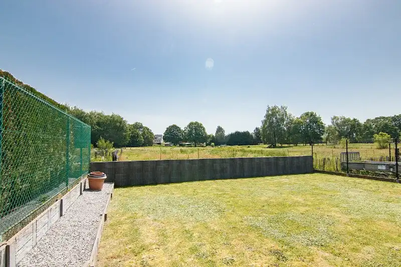 Rustig gelegen, ruime woning op een perceel van 6 aren 65 centiaren. Riante indeling met 4 slaapkamers en een open leefruimte die uitgeeft op de tuin. foto 10