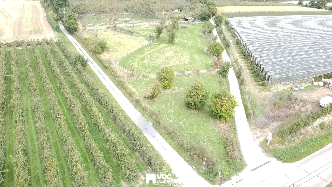 Uitgestrekte paardenweide van 68a 17ca – volledig omheind en klaar voor gebruik foto {{pictureIndex}}