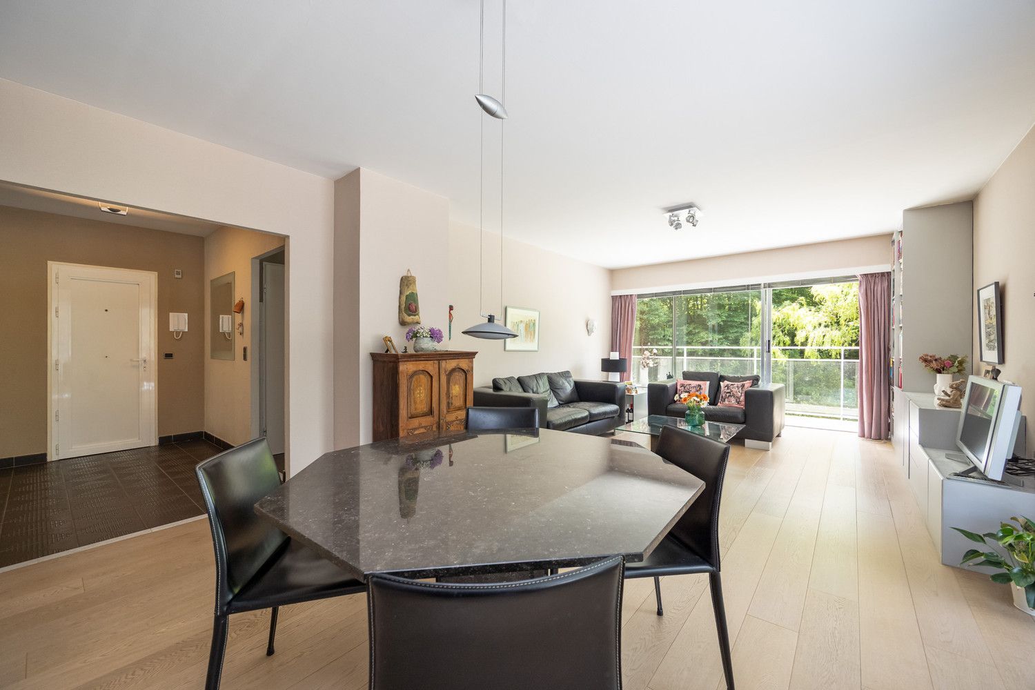 Energiezuinig (EPC B) hoekappartement met uitzonderlijke lichtinval en riant terras te Berchem foto 5