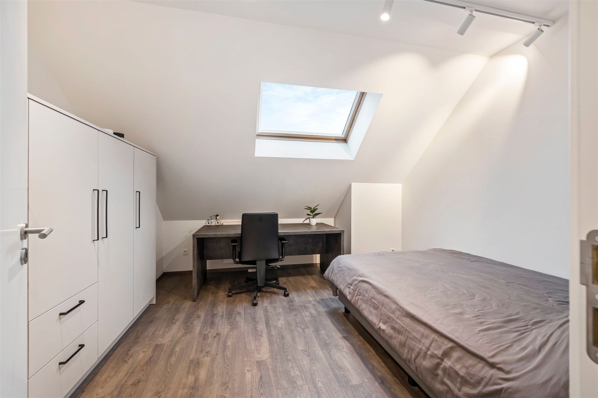 Uitzonderlijk ruim duplex appartement met loft allures te Sint-Niklaas foto 11