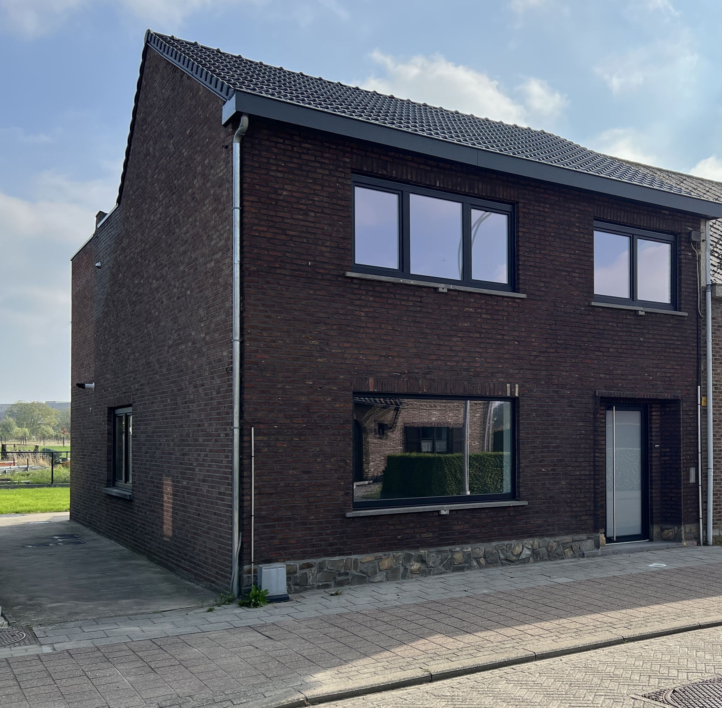 Volledig gerenoveerde energiezuinige driegevelwoning met 4 slaapkamers en tuin. foto {{pictureIndex}}