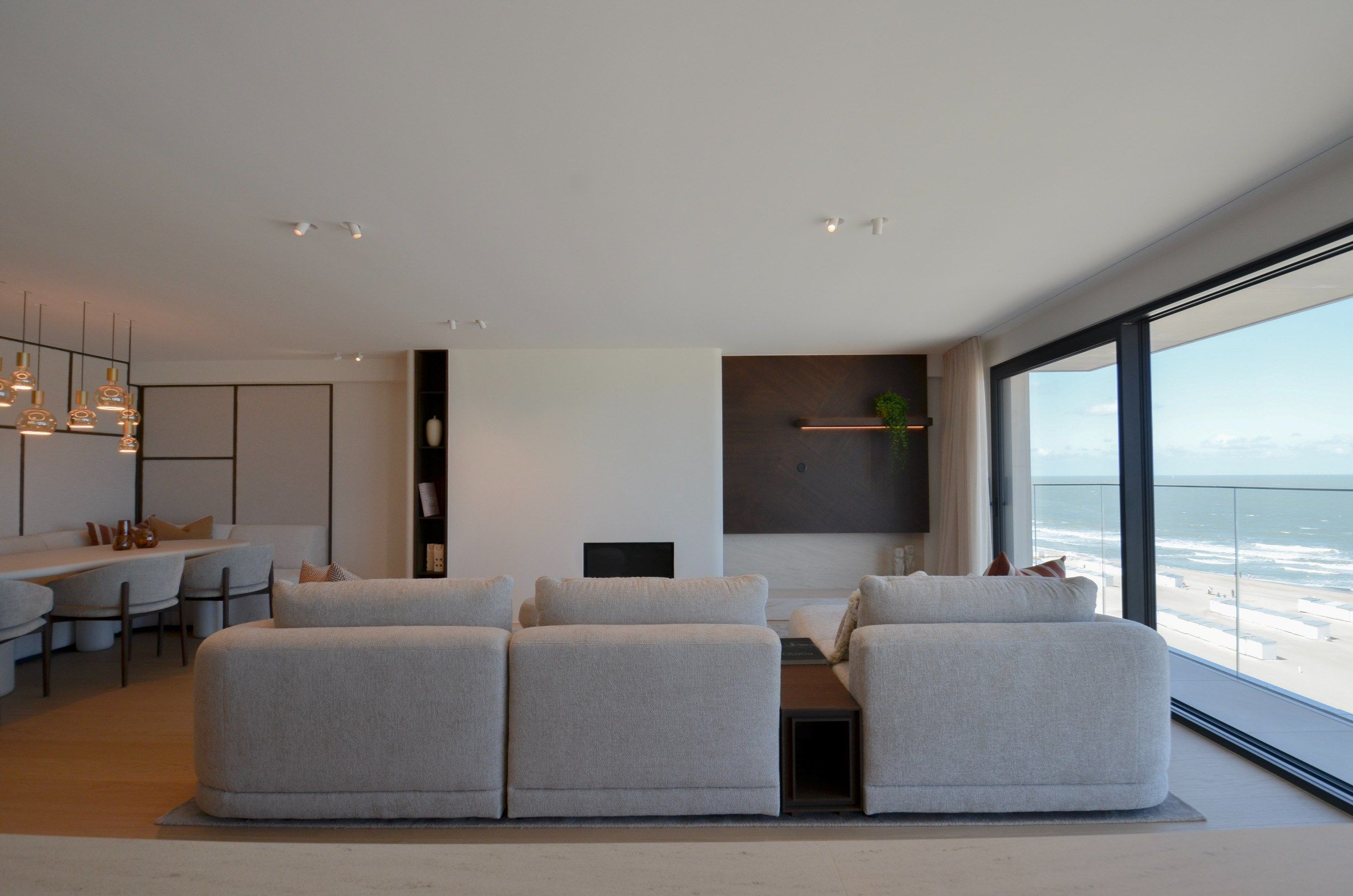 Uitzonderlijk gerenoveerd appartement met frontaal zeezicht in het Zoute. foto 5